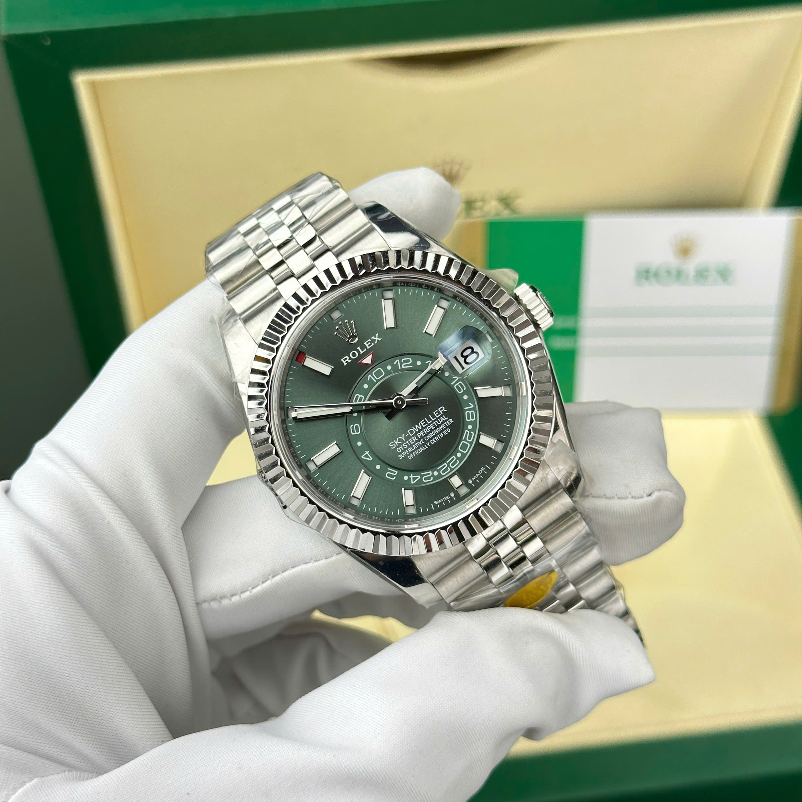 Đồng hồ nam Rolex Sky-Dweller 326934 Replica 11 mặt xanh lá cây dây Jubilee 42mm (2) Đồng hồ nam Rolex Sky-Dweller 326934 Replica 11 mặt xanh lá cây dây Jubilee 42mm (2)