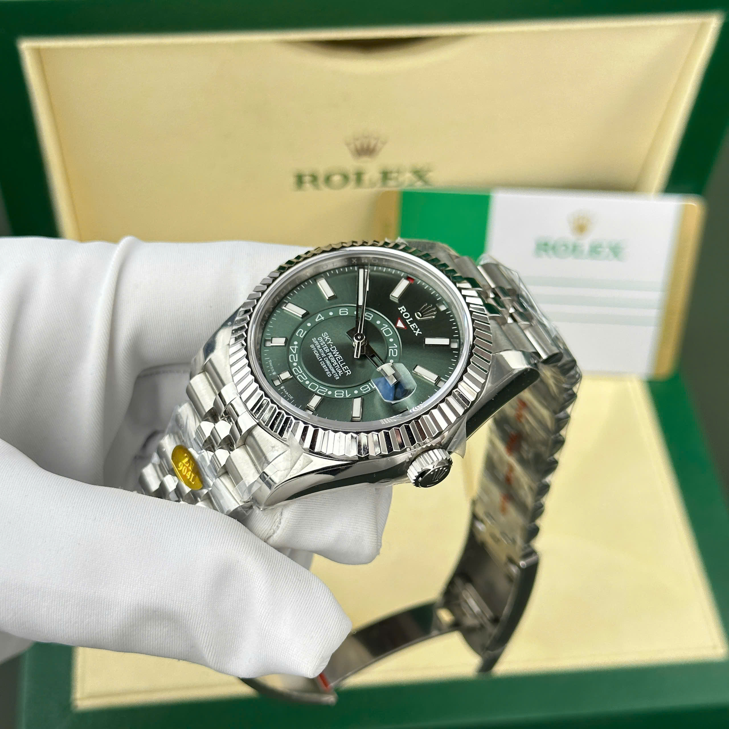 Đồng hồ nam Rolex Sky-Dweller 326934 Replica 11 mặt xanh lá cây dây Jubilee 42mm (3) Đồng hồ nam Rolex Sky-Dweller 326934 Replica 11 mặt xanh lá cây dây Jubilee 42mm (2)