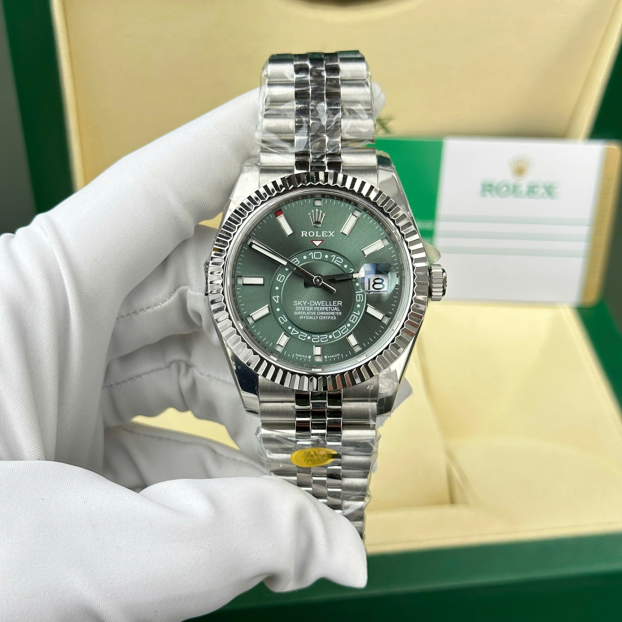 Đồng hồ nam Rolex Sky-Dweller 326934 Replica 11 mặt xanh lá cây dây Jubilee 42mm (4) Đồng hồ nam Rolex Sky-Dweller 326934 Replica 11 mặt xanh lá cây dây Jubilee 42mm (2)