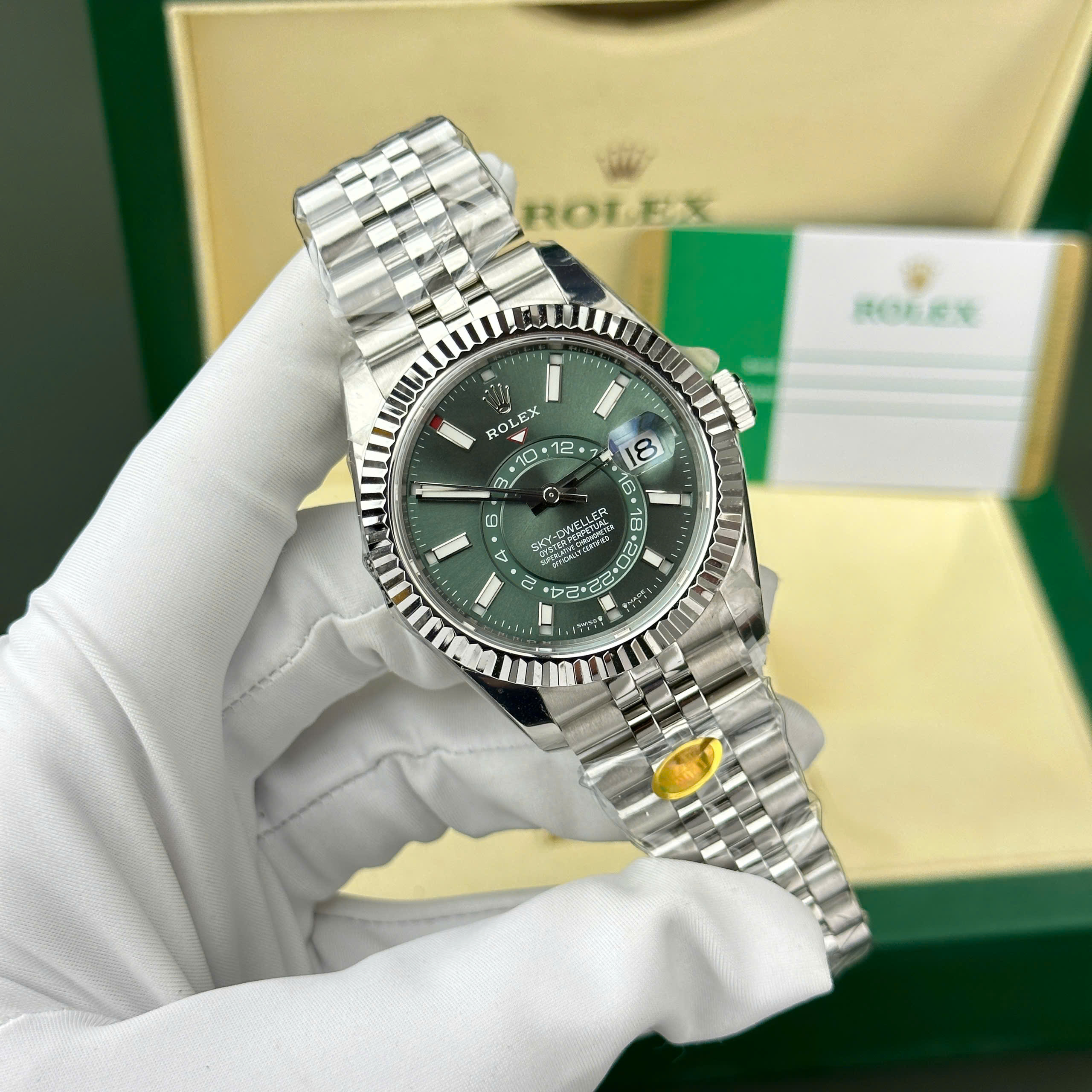 Đồng hồ nam Rolex Sky-Dweller 326934 Replica 11 mặt xanh lá cây dây Jubilee 42mm (5) Đồng hồ nam Rolex Sky-Dweller 326934 Replica 11 mặt xanh lá cây dây Jubilee 42mm (2)