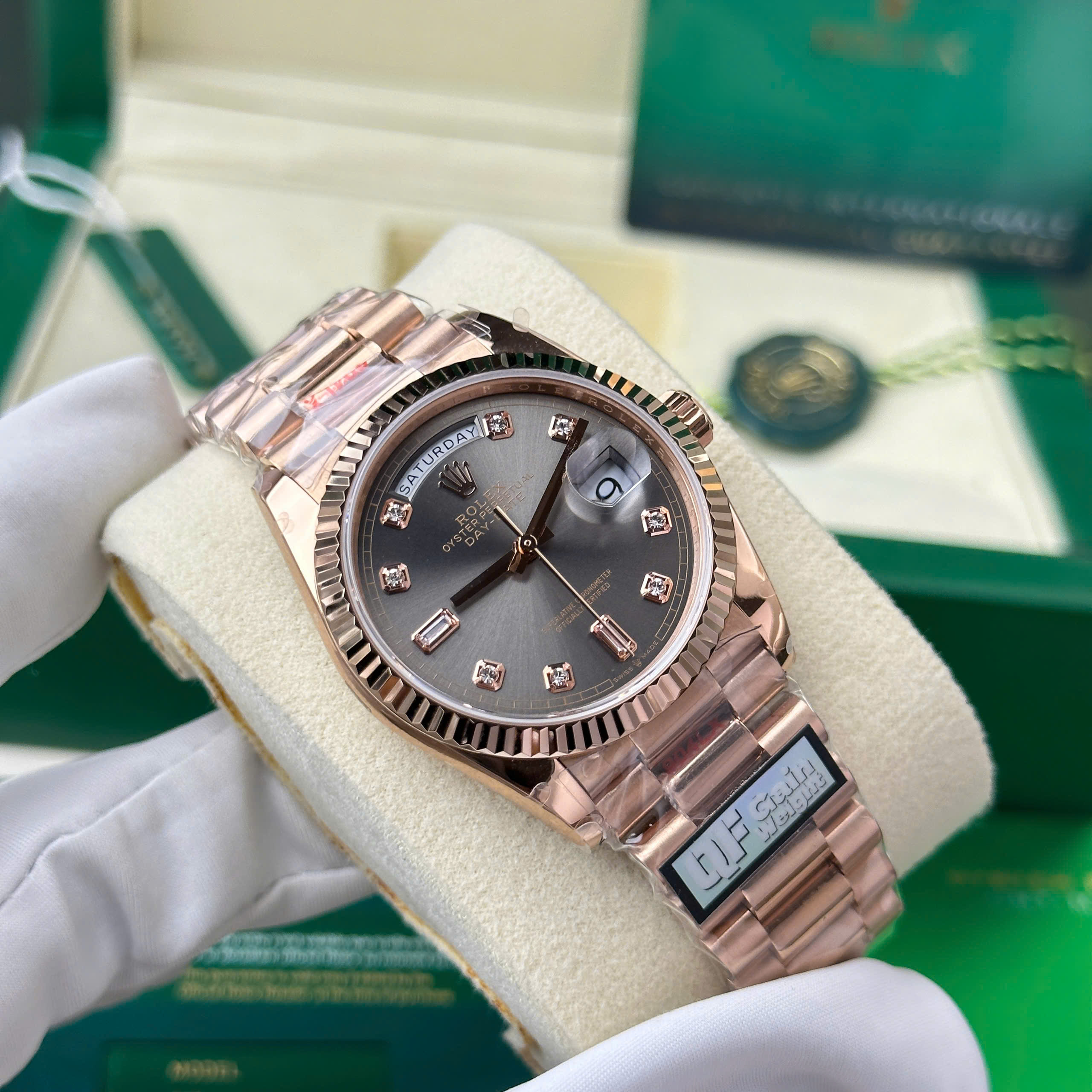 Đồng Hồ Rolex Day-Date 128235 Replica 11 mặt xám trọng lượng 158gram nhà máy QF 36mm (3) Đồng Hồ Rolex Day-Date 128235 Replica 11 mặt xám trọng lượng 158gram nhà máy QF 36mm (2)