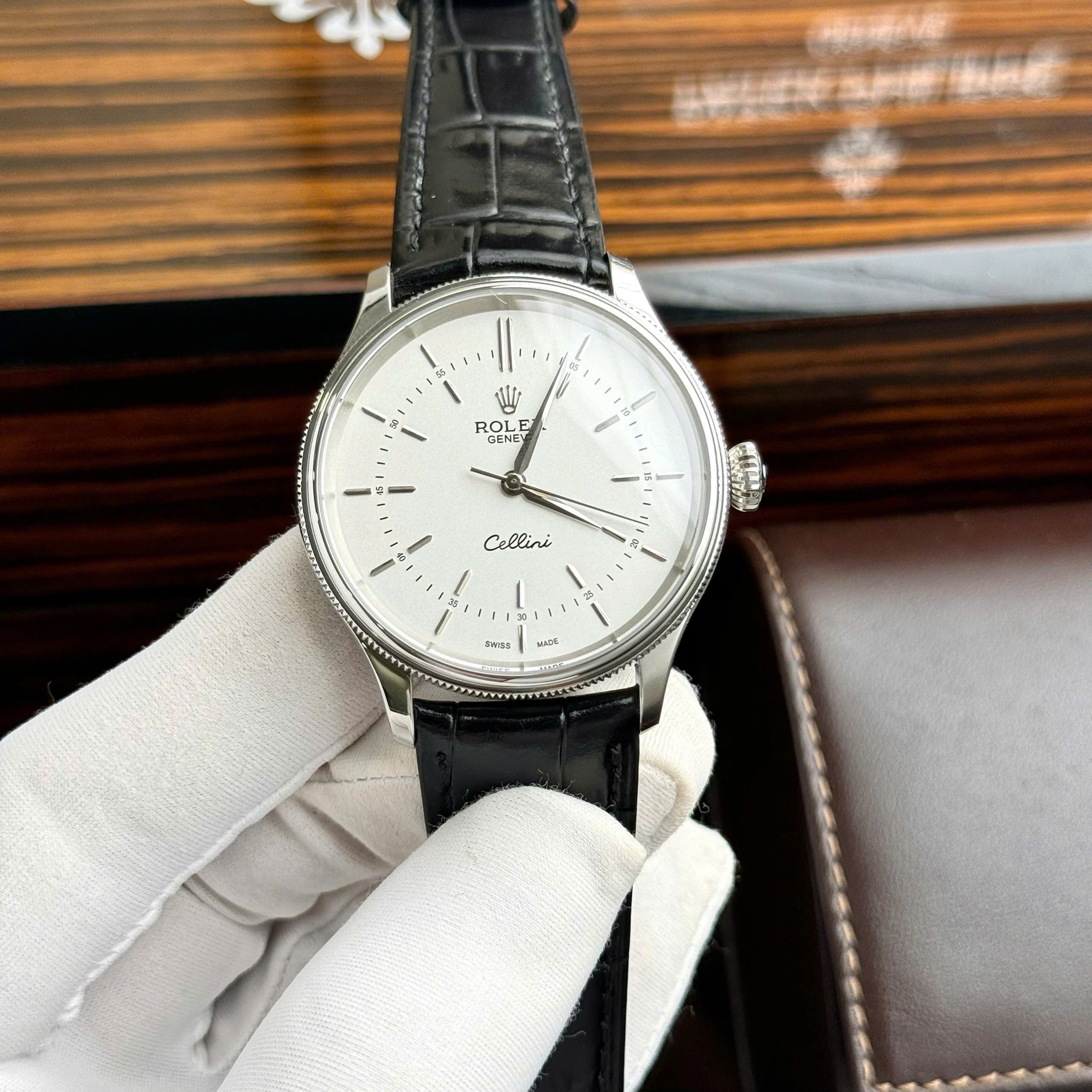 Đồng hồ Rolex Cellini mặt trắng dây da Rep 11 cao cấp 39mm (1) Đồng hồ Rolex Cellini mặt trắng dây da Rep 11 cao cấp 39mm (2)