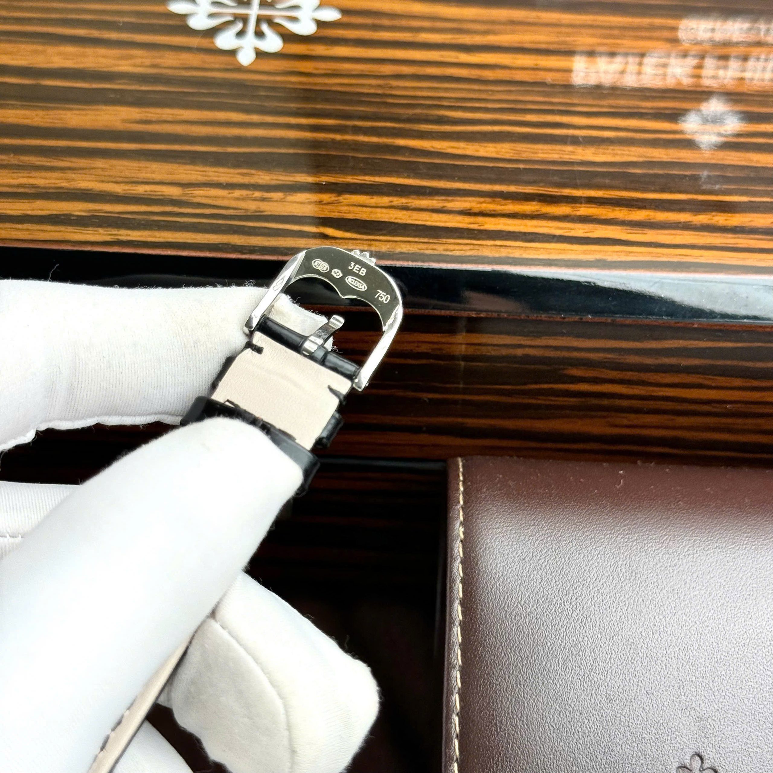 Đồng hồ Rolex Cellini mặt trắng dây da Rep 11 cao cấp 39mm (4) Đồng hồ Rolex Cellini mặt trắng dây da Rep 11 cao cấp 39mm (2)