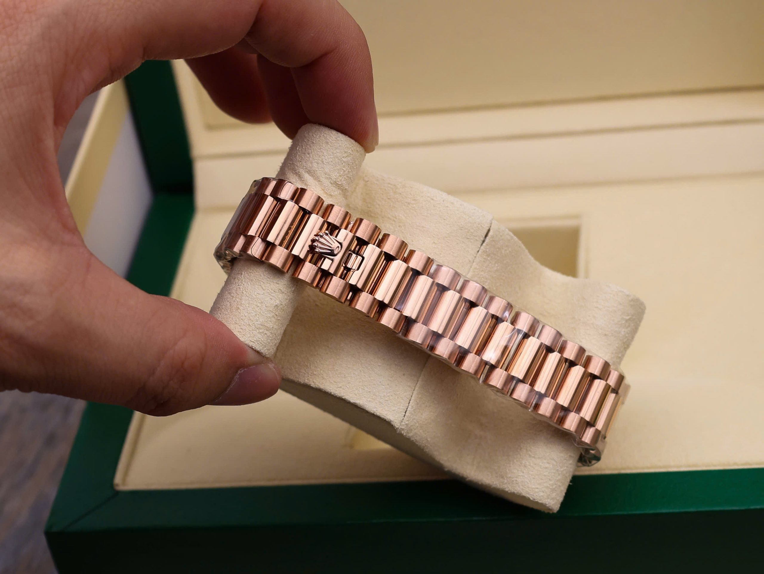 Đồng hồ Rolex Day-Date 128235 Replica 11 mặt số khảm xà cừ trọng lượng 158gram nhà máy QF 36mm (7) Đồng hồ Rolex Day-Date 128235 Replica 11 mặt số khảm xà cừ trọng lượng 158gram nhà máy QF 36mm (2)