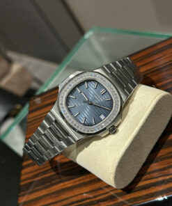 Đồng hồ Patek Philippe Nautilus 5713 Replica 1 1 mặt xanh đính đá 40mm (2)