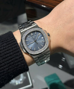Đồng hồ Patek Philippe Nautilus 5713 Replica 1 1 mặt xanh đính đá 40mm (2)