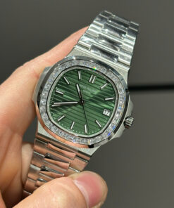Đồng hồ Patek Philippe Nautilus 5723 Replica 11 mặt xanh là cây đính đá Baguette 40mm