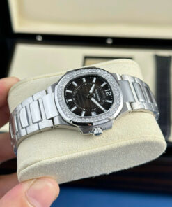 Đồng hồ Patek Philippe Nautilus 7010 Rep 11 cao cấp mặt đen viền đính đá GRF 32mm (2)