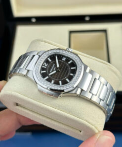 Đồng hồ Patek Philippe Nautilus 7010 Rep 11 cao cấp mặt đen viền đính đá GRF 32mm (2)