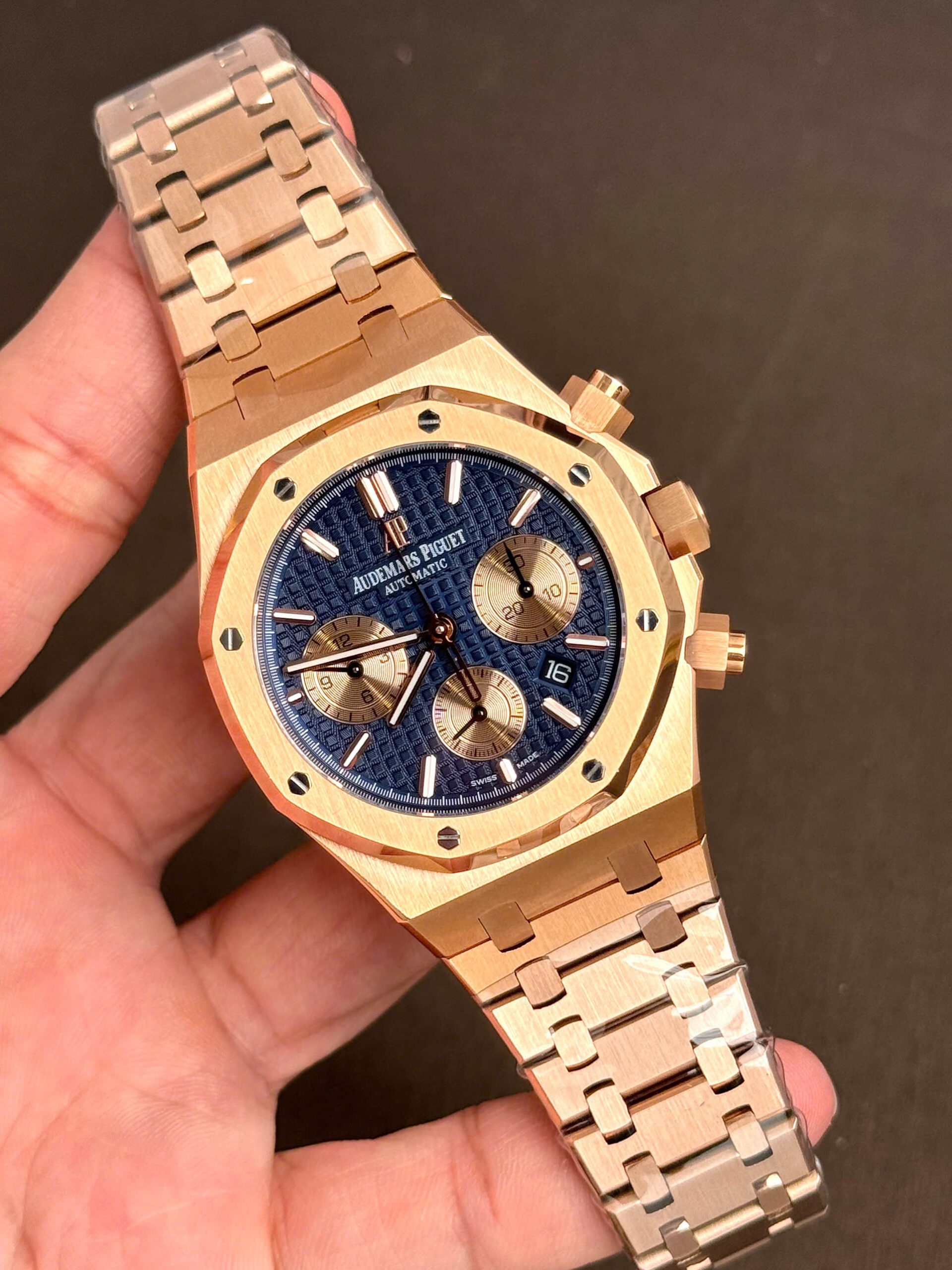 Đồng hồ Audemars Piguet Royal Oak 26331OR mặt xanh máy Thuỵ Sỹ 41mm (1) Đồng hồ Audemars Piguet Royal Oak 26331OR mặt xanh máy Thuỵ Sỹ 41mm (7)