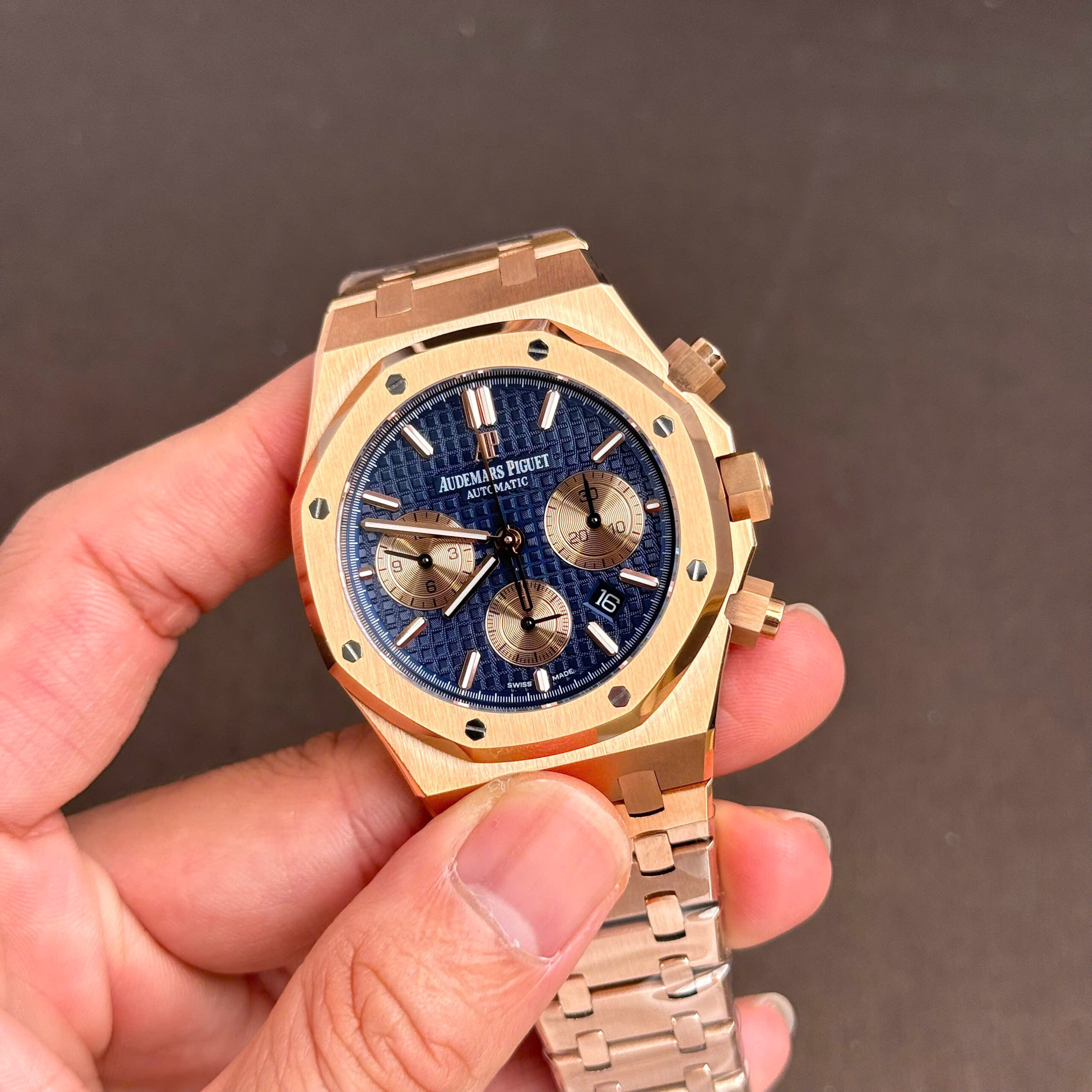 Đồng hồ Audemars Piguet Royal Oak 26331OR mặt xanh máy Thuỵ Sỹ 41mm (2) Đồng hồ Audemars Piguet Royal Oak 26331OR mặt xanh máy Thuỵ Sỹ 41mm (7)