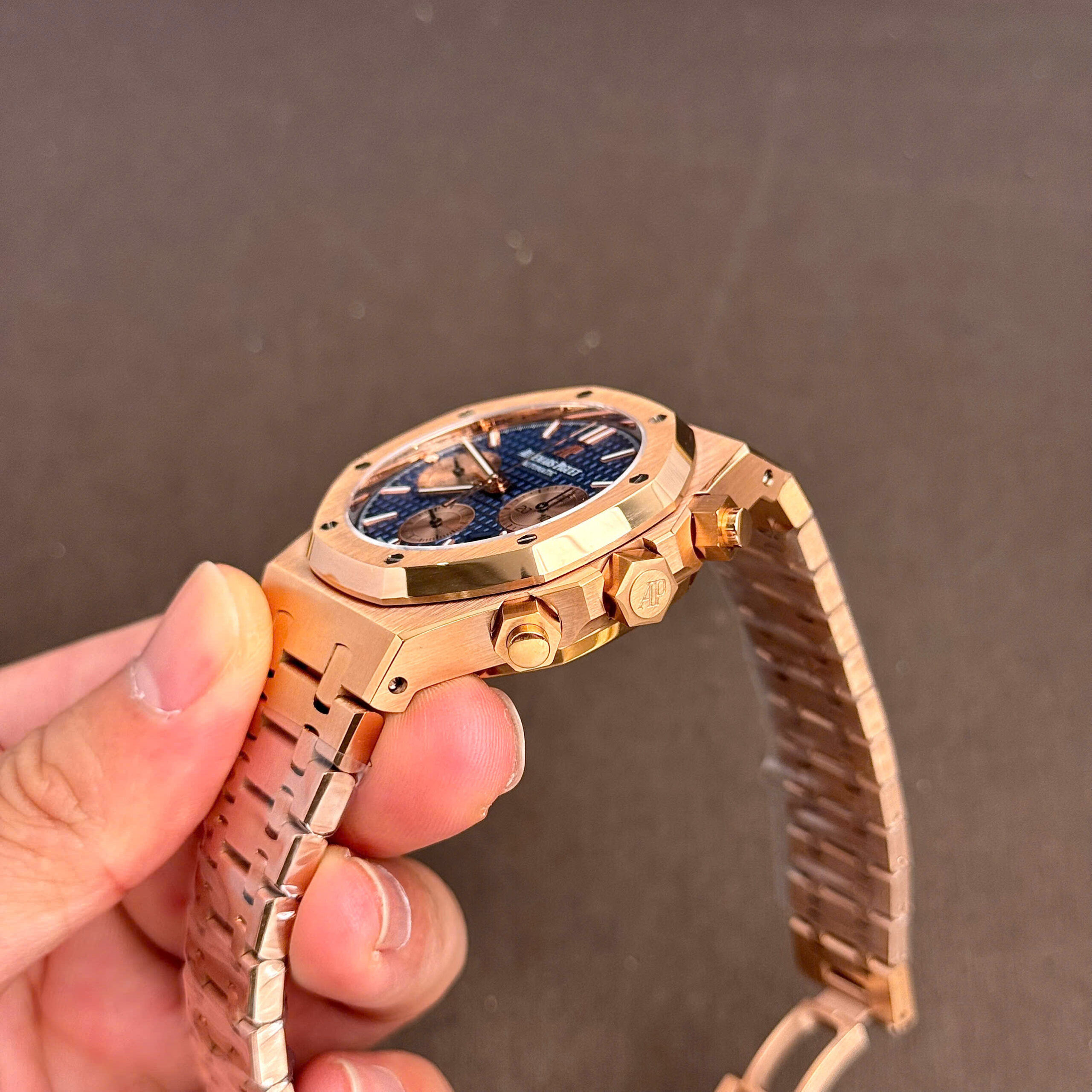 Đồng hồ Audemars Piguet Royal Oak 26331OR mặt xanh máy Thuỵ Sỹ 41mm (5) Đồng hồ Audemars Piguet Royal Oak 26331OR mặt xanh máy Thuỵ Sỹ 41mm (7)
