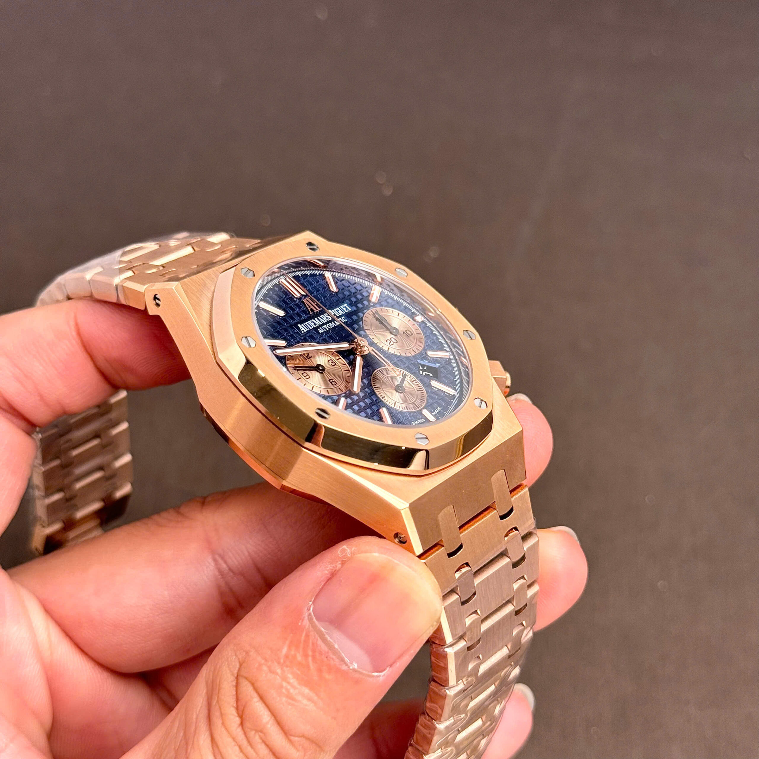 Đồng hồ Audemars Piguet Royal Oak 26331OR mặt xanh máy Thuỵ Sỹ 41mm (6) Đồng hồ Audemars Piguet Royal Oak 26331OR mặt xanh máy Thuỵ Sỹ 41mm (7)