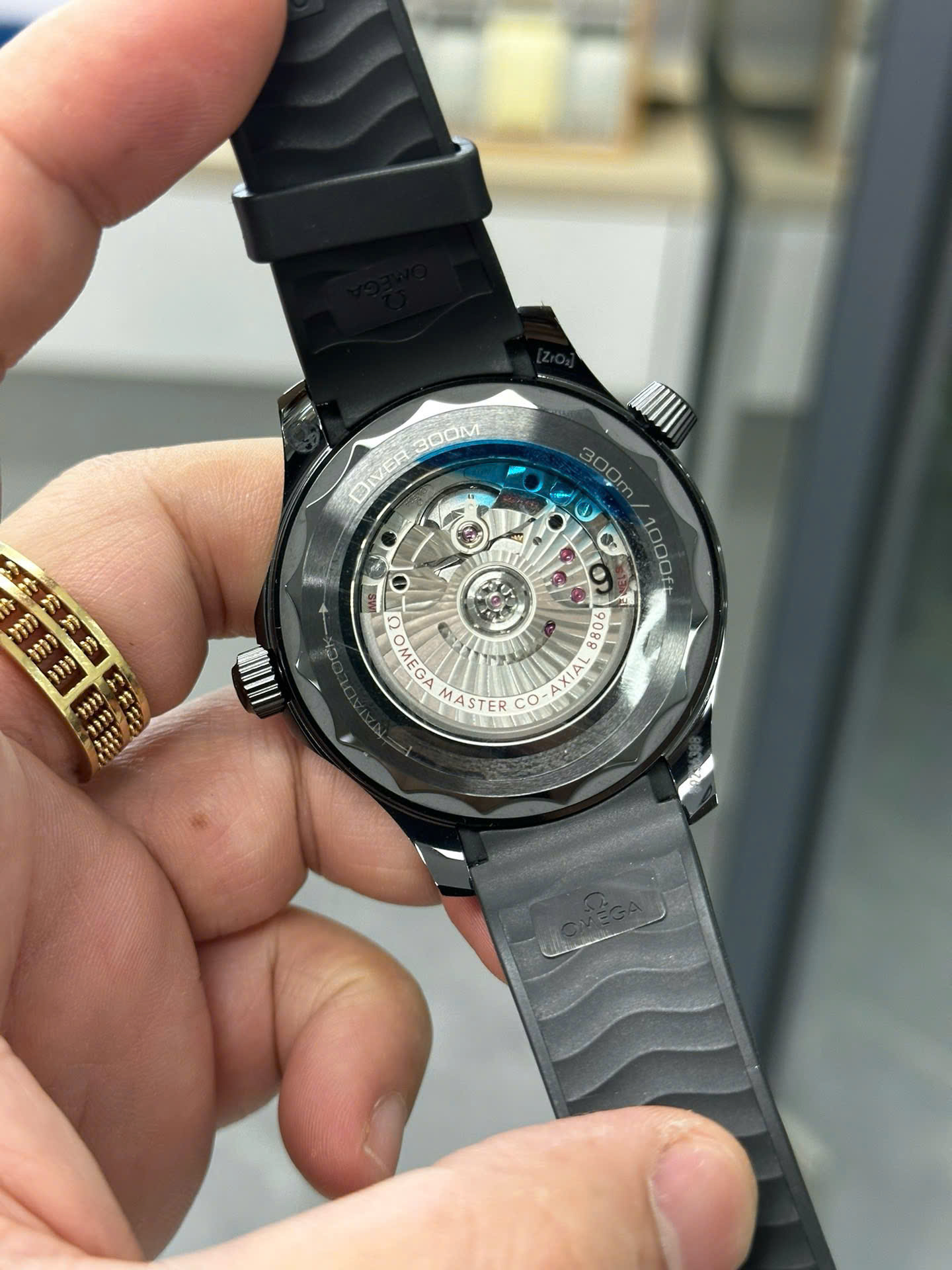 Đồng hồ Omega Seamaster chế tác vỏ gốm đen máy cơ Thuỵ Sỹ VS Factory 42mm (2) Đồng hồ Omega Seamaster chế tác vỏ gốm đen máy cơ Thuỵ Sỹ VS Factory 42mm (2)