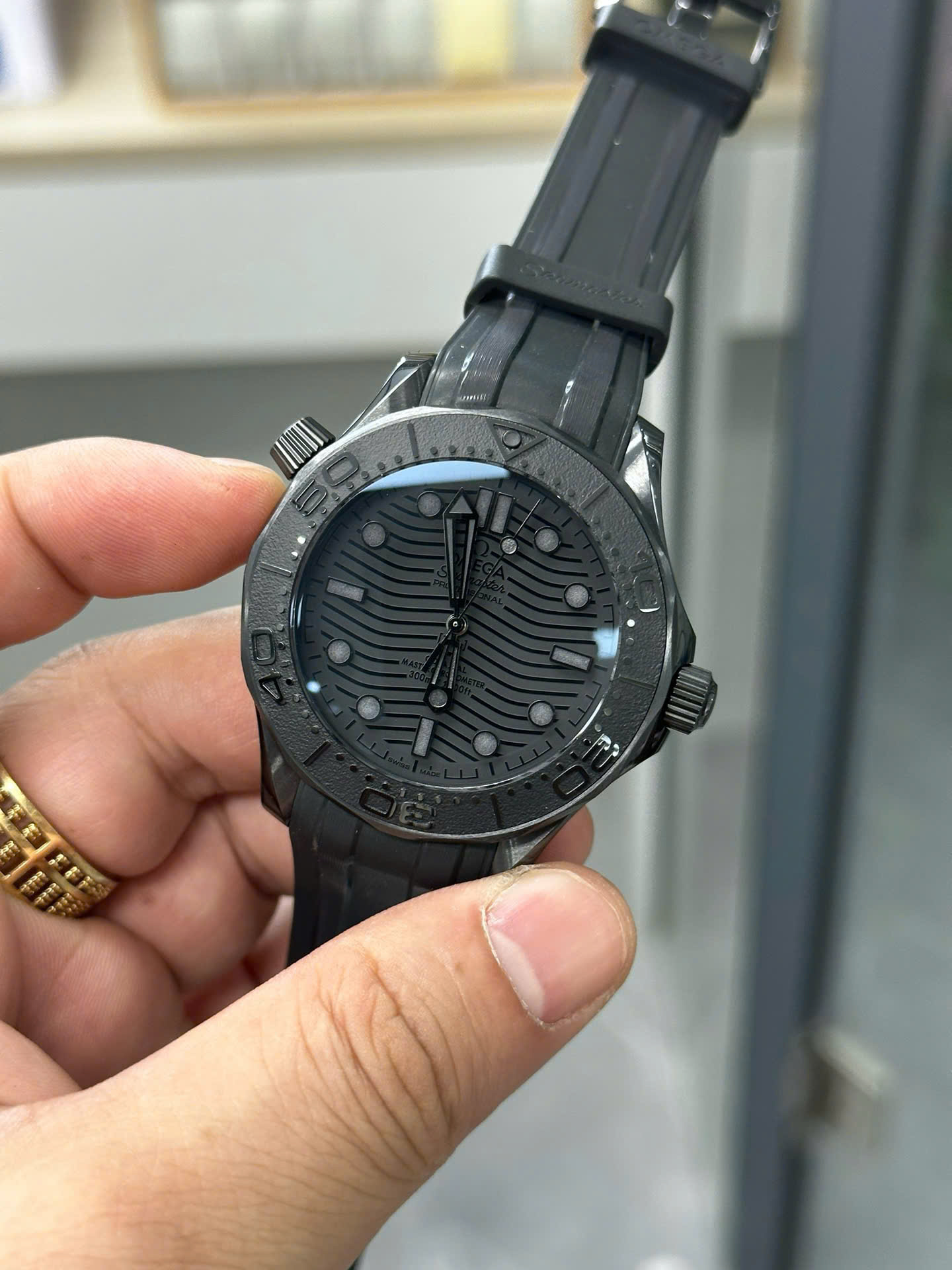 Đồng hồ Omega Seamaster chế tác vỏ gốm đen máy cơ Thuỵ Sỹ VS Factory 42mm (6) Đồng hồ Omega Seamaster chế tác vỏ gốm đen máy cơ Thuỵ Sỹ VS Factory 42mm (2)