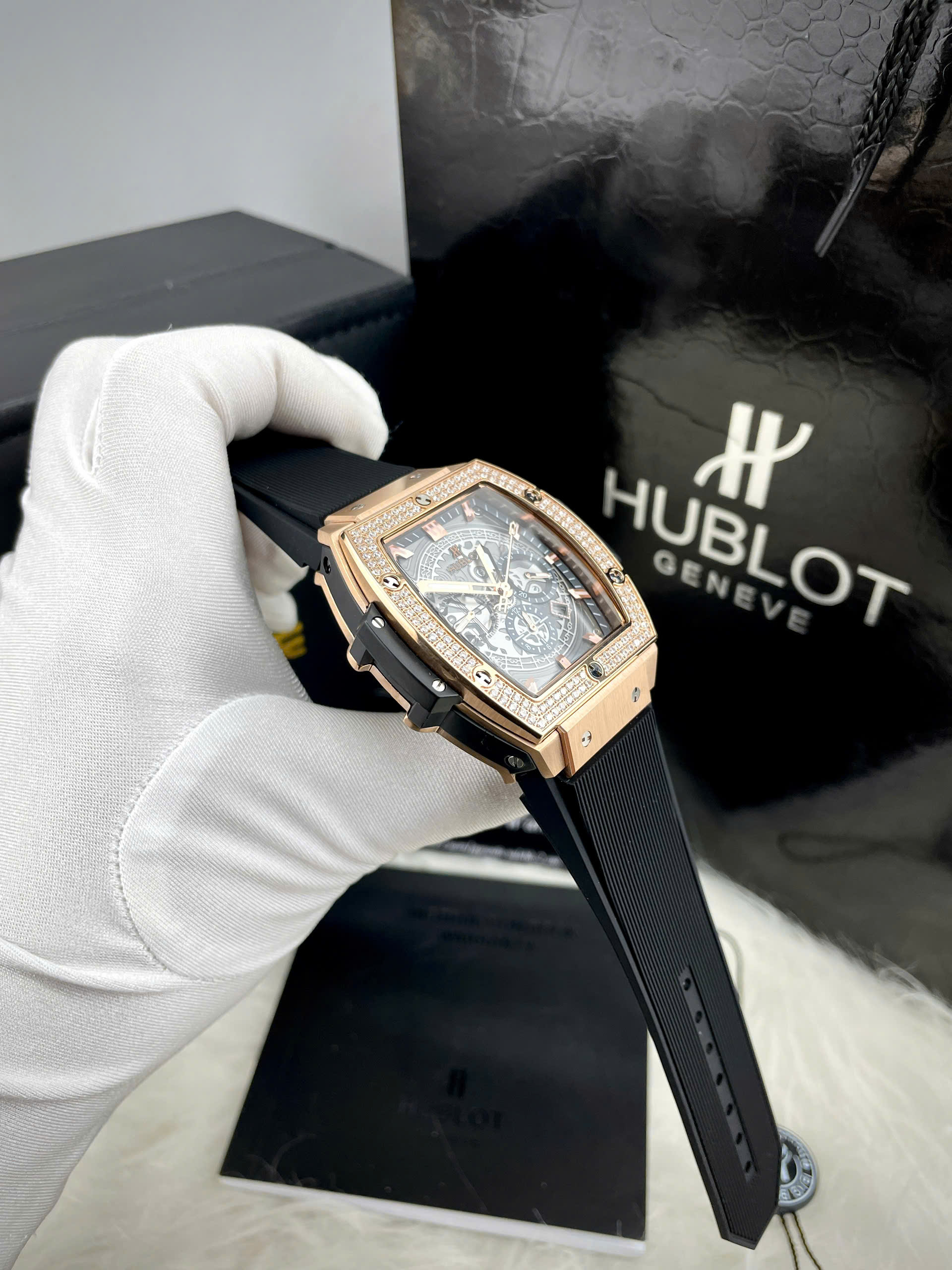 Đồng hồ Hublot đính đá Spirit of Big Bang king gold Fake máy cơ Nhật 45mm (5) Đồng hồ Hublot đính đá Spirit of Big Bang king gold Fake máy cơ Nhật 45mm (2)