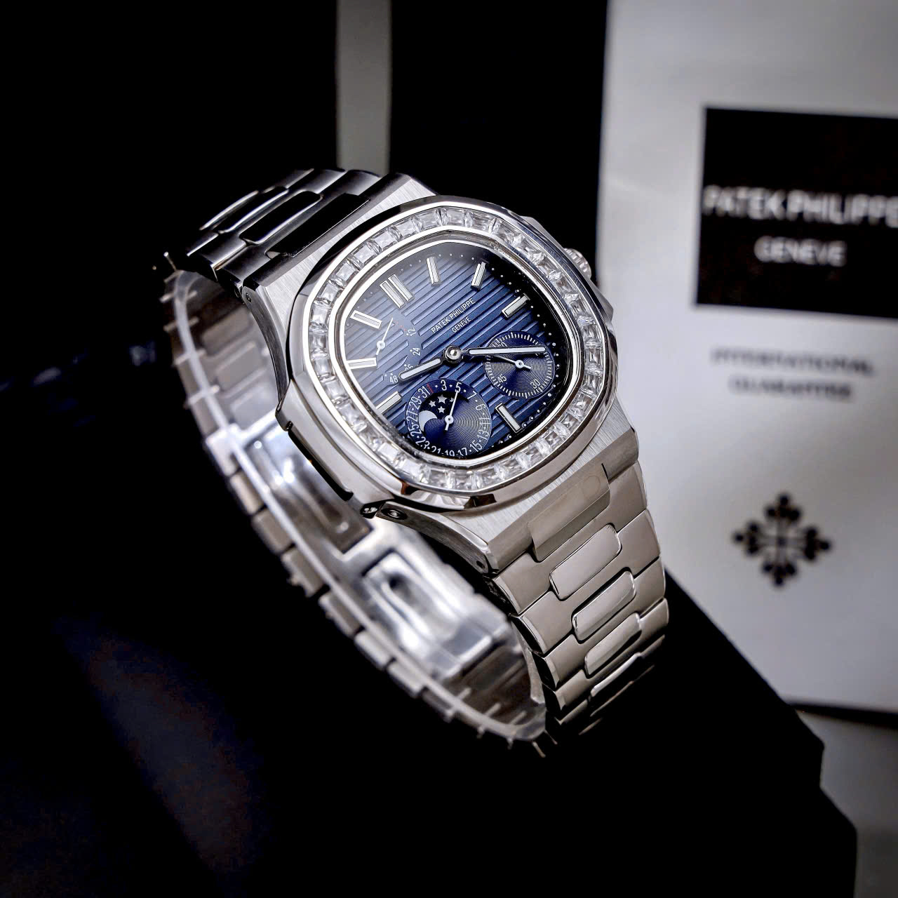 Đồng Hồ Patek Philippe Fake Cao Cấp Nautilus 5724 Mặt Xanh Blue Máy Cơ Nhật 40mm (2) Đồng Hồ Patek Philippe Fake Cao Cấp Nautilus 5724 Mặt Xanh Blue Máy Cơ Nhật 40mm (8)