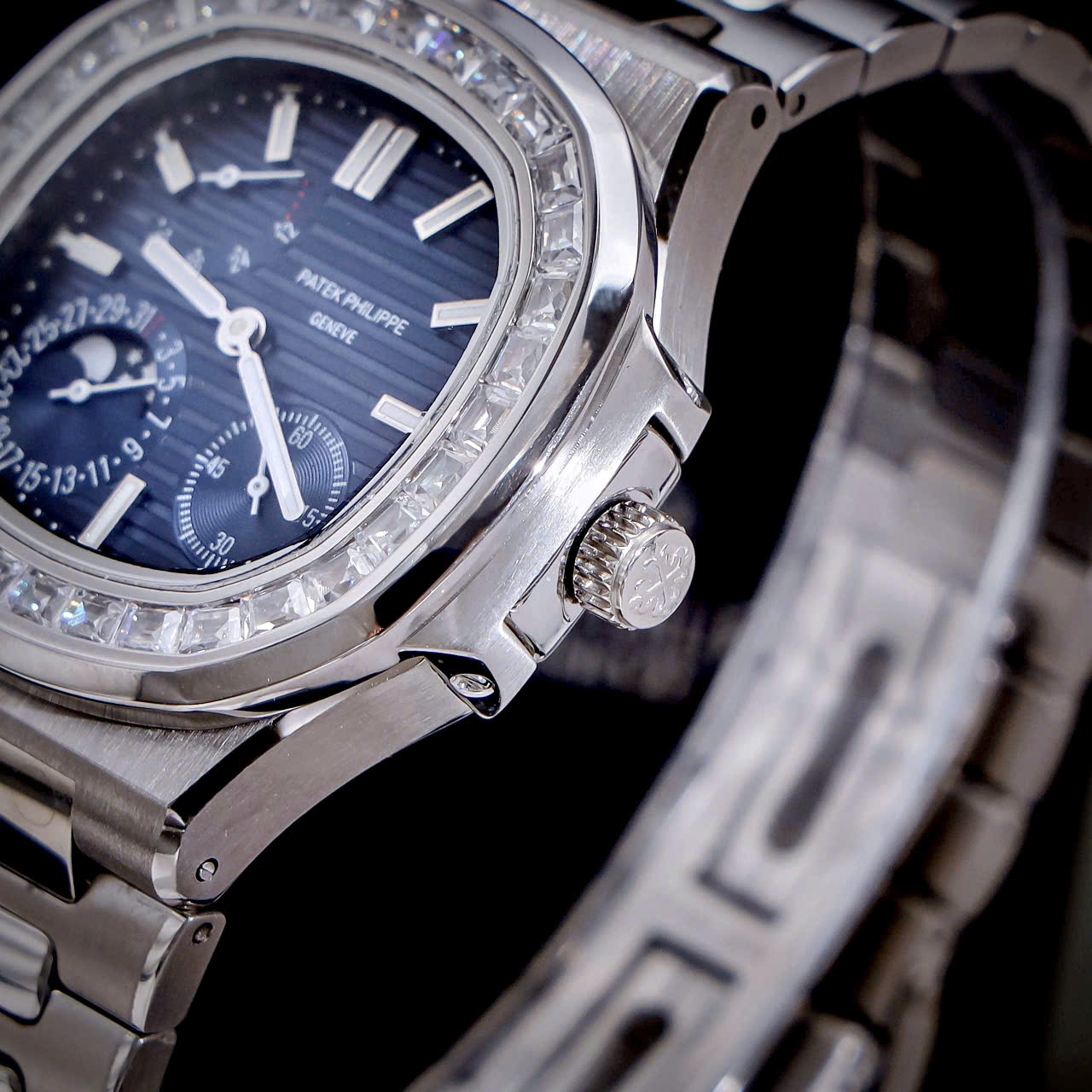 Đồng Hồ Patek Philippe Fake Cao Cấp Nautilus 5724 Mặt Xanh Blue Máy Cơ Nhật 40mm (3) Đồng Hồ Patek Philippe Fake Cao Cấp Nautilus 5724 Mặt Xanh Blue Máy Cơ Nhật 40mm (8)