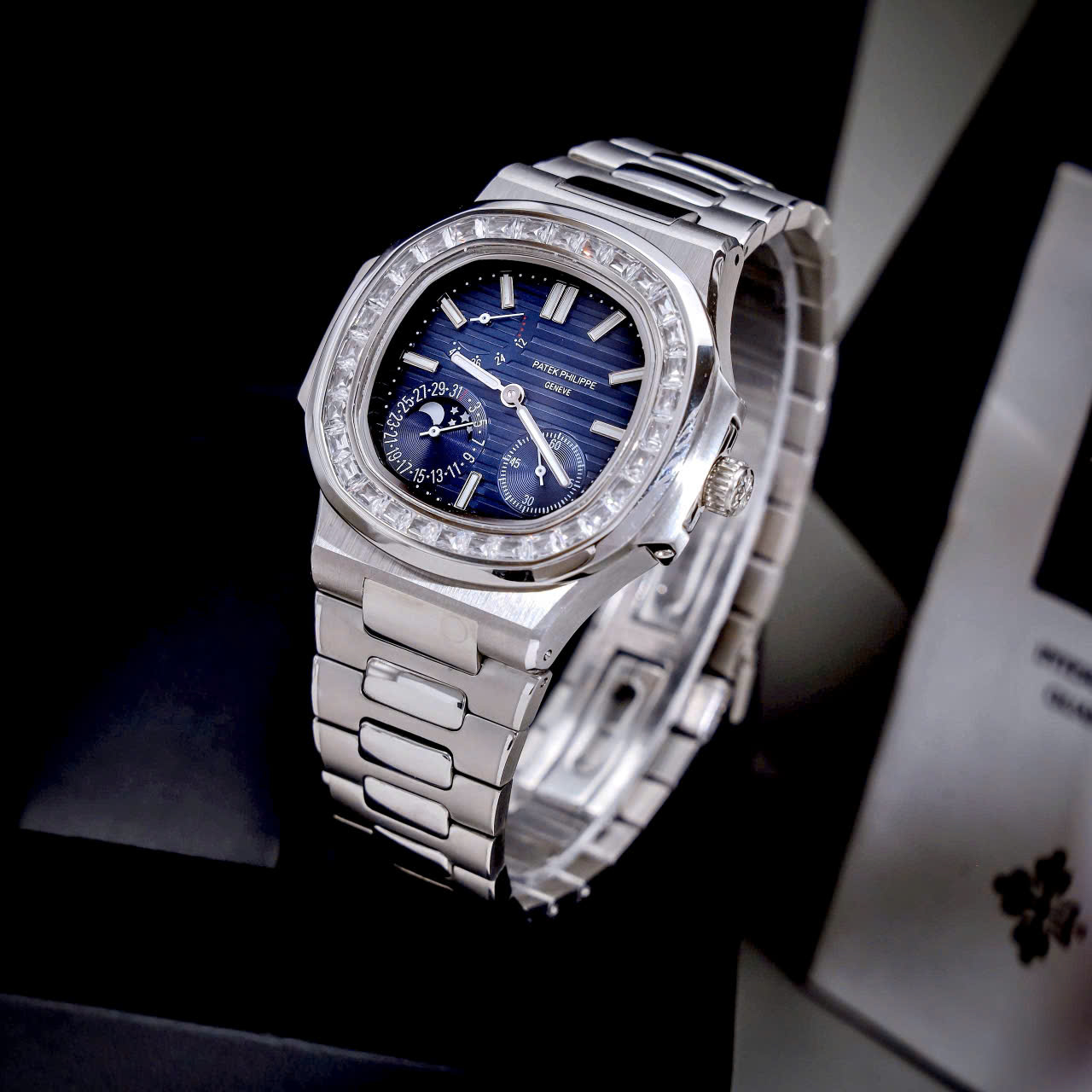 Đồng Hồ Patek Philippe Fake Cao Cấp Nautilus 5724 Mặt Xanh Blue Máy Cơ Nhật 40mm (4) Đồng Hồ Patek Philippe Fake Cao Cấp Nautilus 5724 Mặt Xanh Blue Máy Cơ Nhật 40mm (8)
