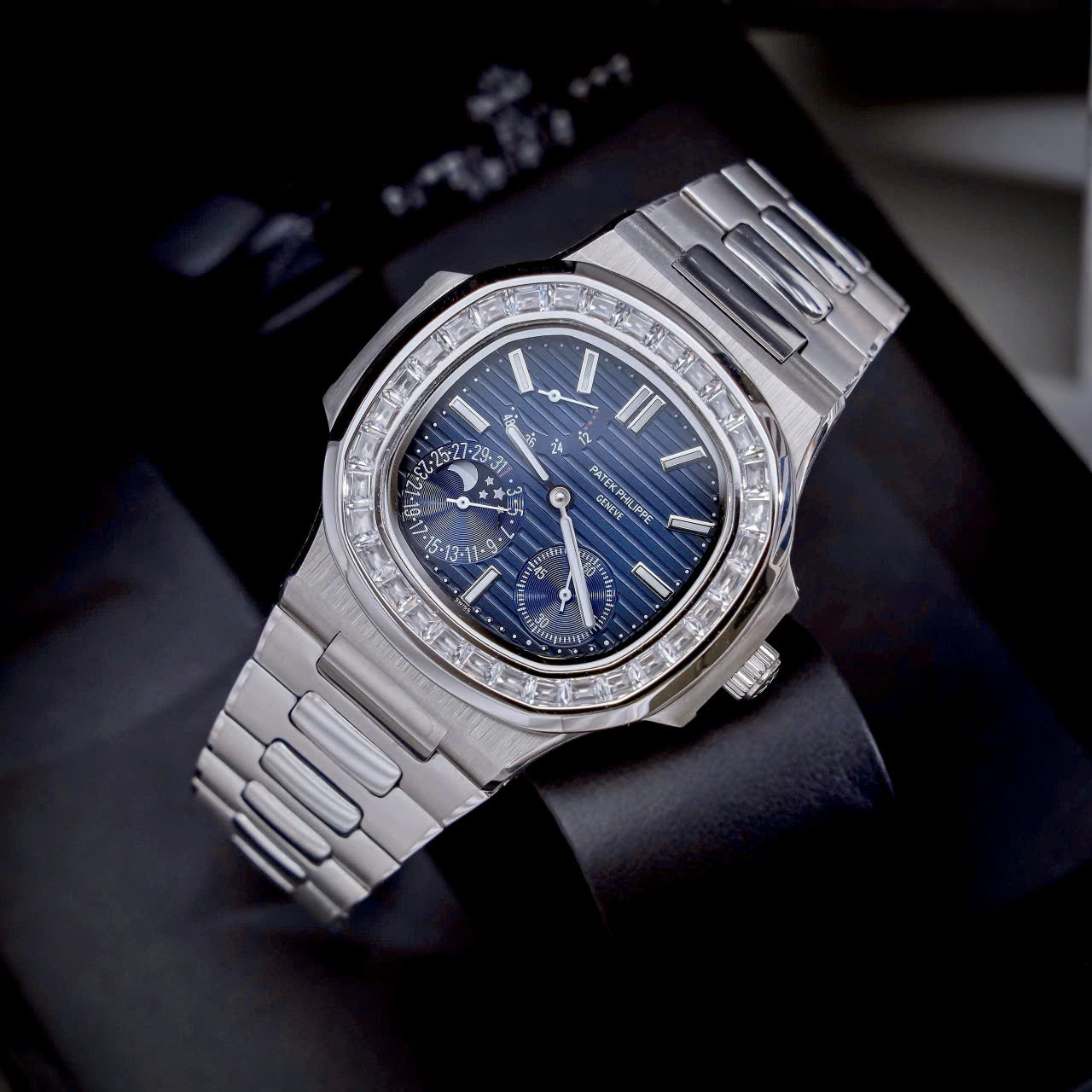 Đồng Hồ Patek Philippe Fake Cao Cấp Nautilus 5724 Mặt Xanh Blue Máy Cơ Nhật 40mm (8) Đồng Hồ Patek Philippe Fake Cao Cấp Nautilus 5724 Mặt Xanh Blue Máy Cơ Nhật 40mm (8)