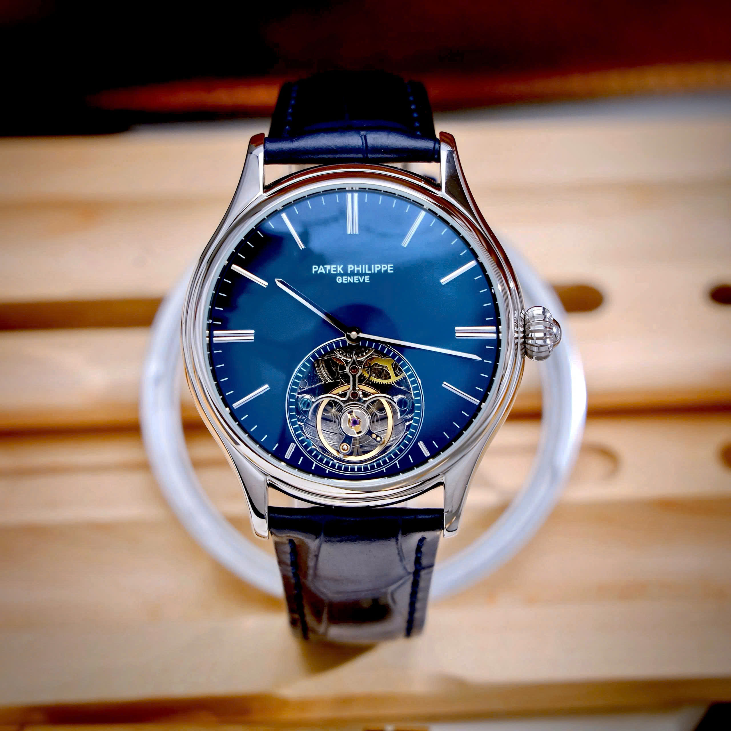 Đồng hồ Patek Philippe Genève nam xanh blue lộ cơ Tourbillon fake cao cấp 42mm (2) Đồng hồ Patek Philippe Genève nam xanh blue lộ cơ Tourbillon fake cao cấp 42mm