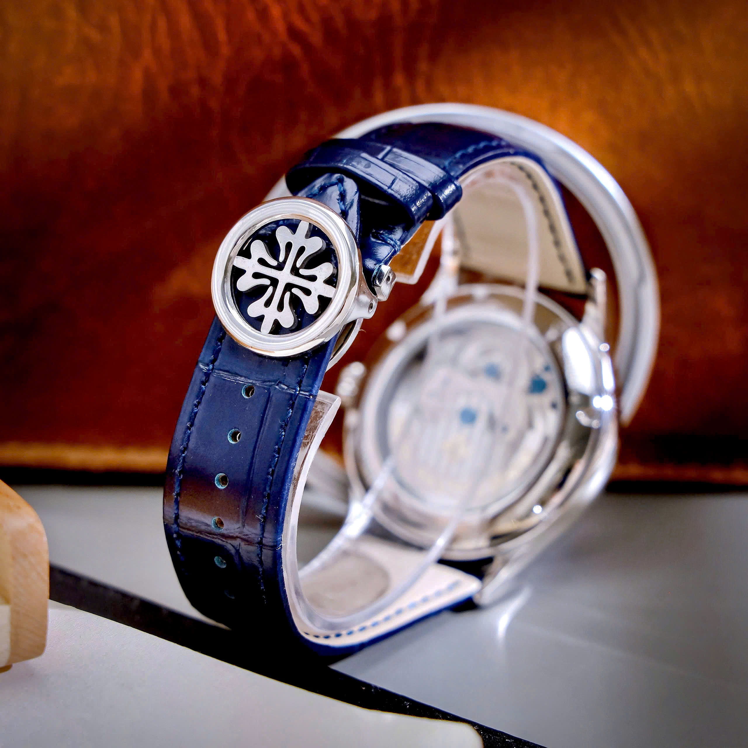 Đồng hồ Patek Philippe Genève nam xanh blue lộ cơ Tourbillon fake cao cấp 42mm (5) Đồng hồ Patek Philippe Genève nam xanh blue lộ cơ Tourbillon fake cao cấp 42mm