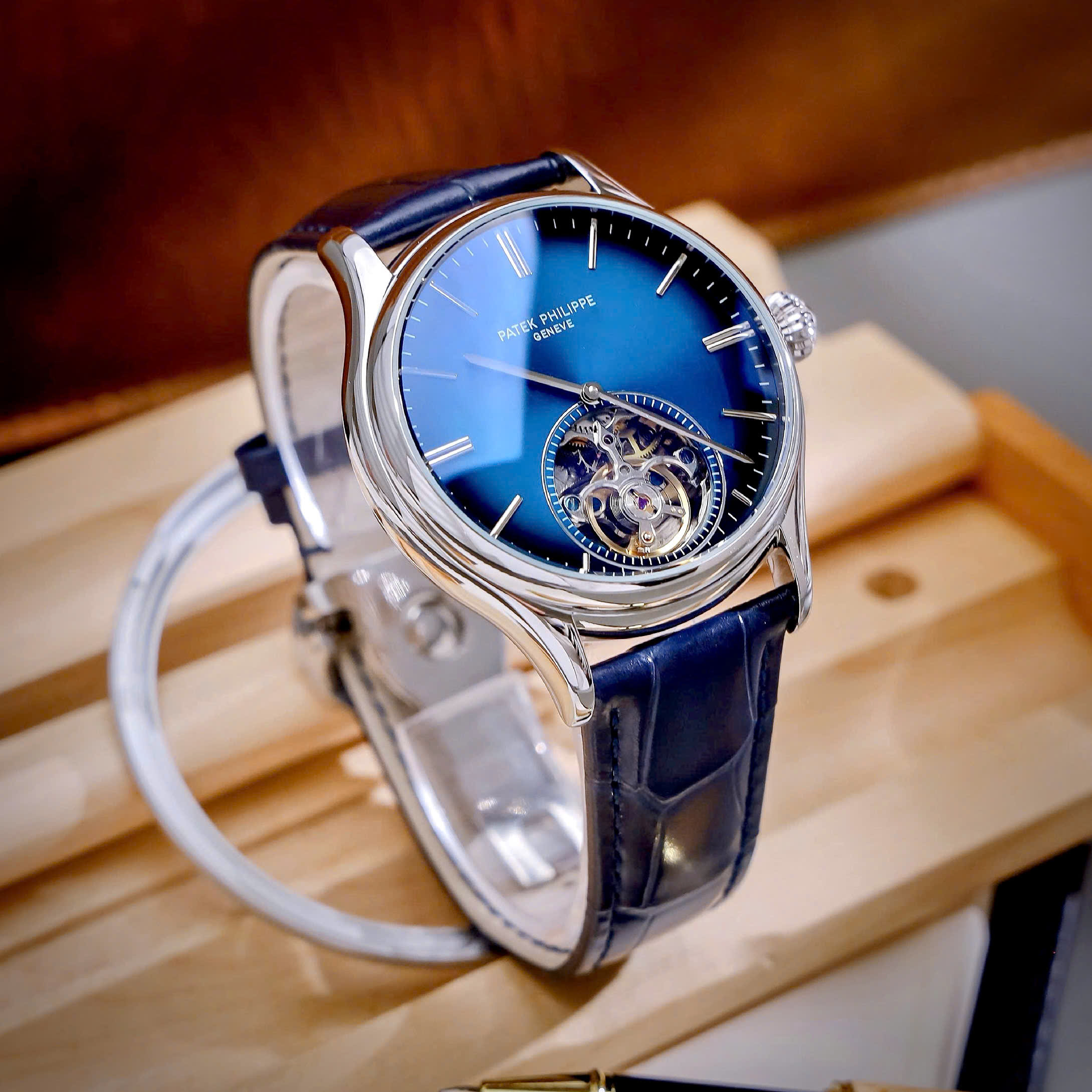 Đồng hồ Patek Philippe Genève nam xanh blue lộ cơ Tourbillon fake cao cấp 42mm (6) Đồng hồ Patek Philippe Genève nam xanh blue lộ cơ Tourbillon fake cao cấp 42mm