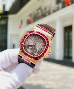 Đồng hồ Patek Philippe Nautilus 5724 Replica 11 bọc vàng thật 18K + đính ruby baguette đỏ 40mm (2)