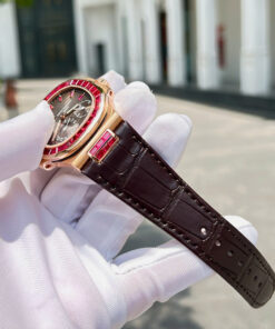 Đồng hồ Patek Philippe Nautilus 5724 Replica 11 bọc vàng thật 18K + đính ruby baguette đỏ 40mm (2)