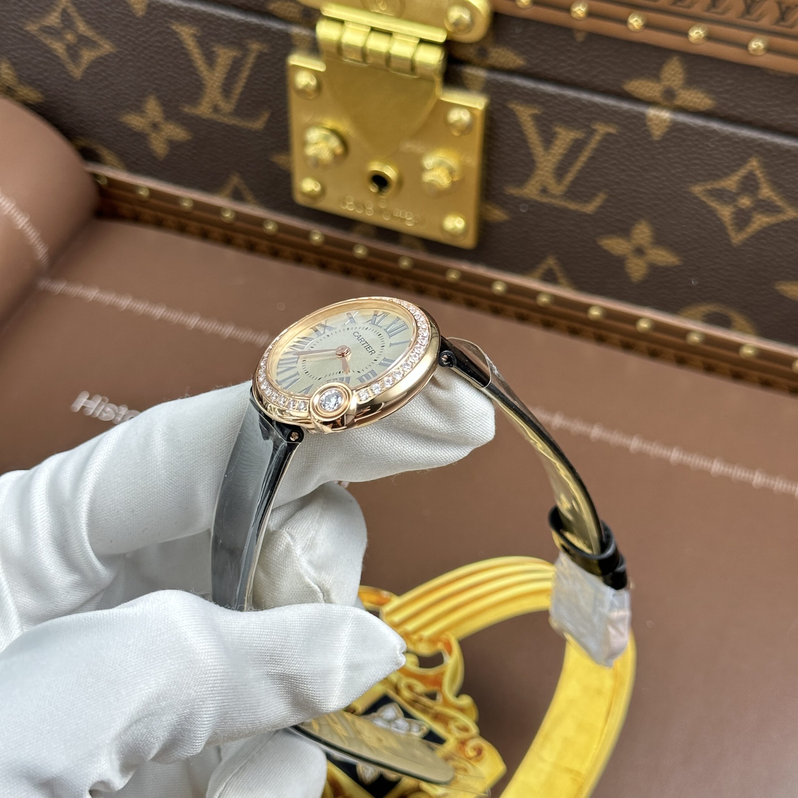 Đồng hồ Cartier Ballon Blanc Rep 11 nữ mạ vàng hồng viền đính đá xưởng AF 30mm (10) Đồng hồ Cartier Ballon Blanc Rep 11 nữ mạ vàng hồng viền đính đá xưởng AF 30mm (2)