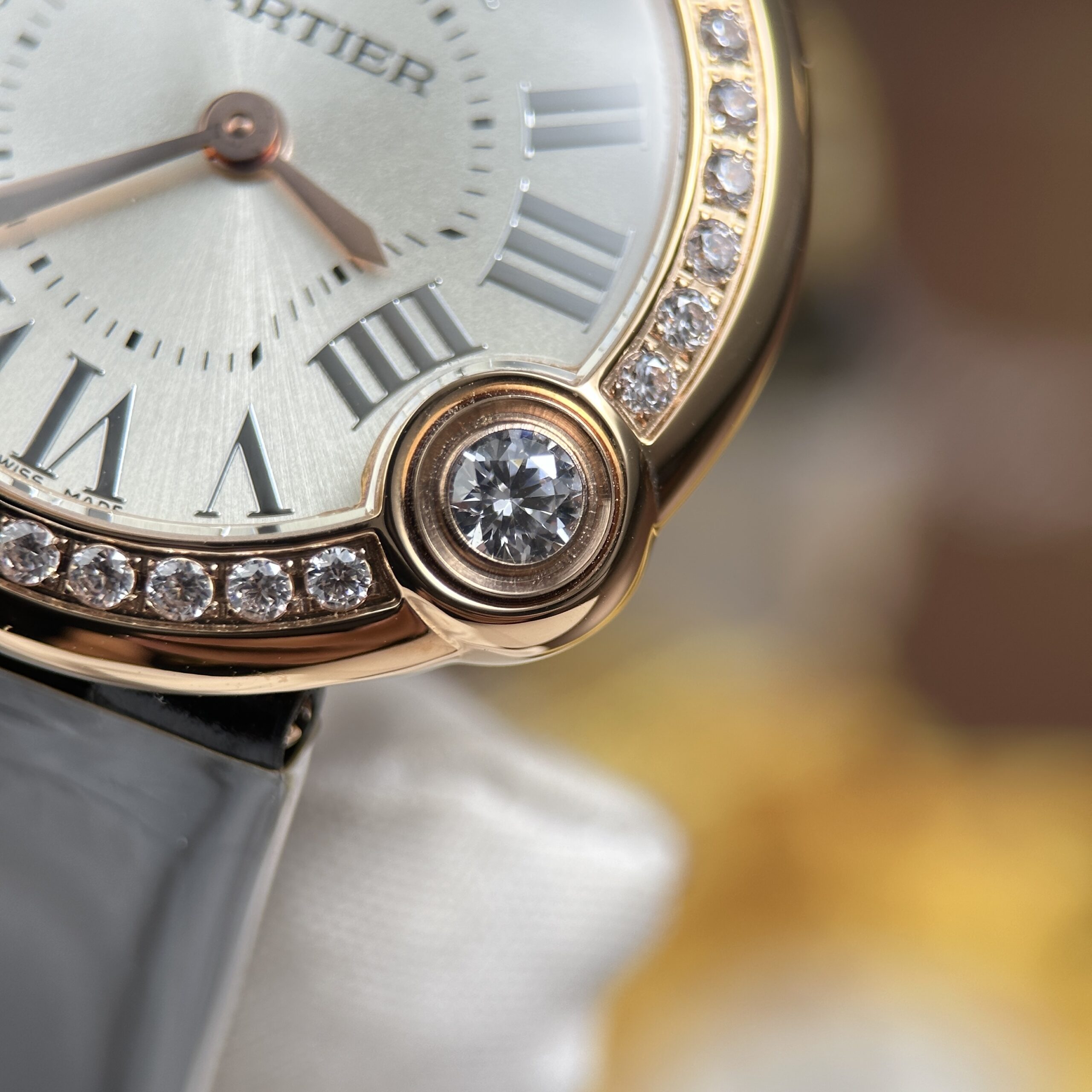 Đồng hồ Cartier Ballon Blanc Rep 11 nữ mạ vàng hồng viền đính đá xưởng AF 30mm (7) Đồng hồ Cartier Ballon Blanc Rep 11 nữ mạ vàng hồng viền đính đá xưởng AF 30mm (2)