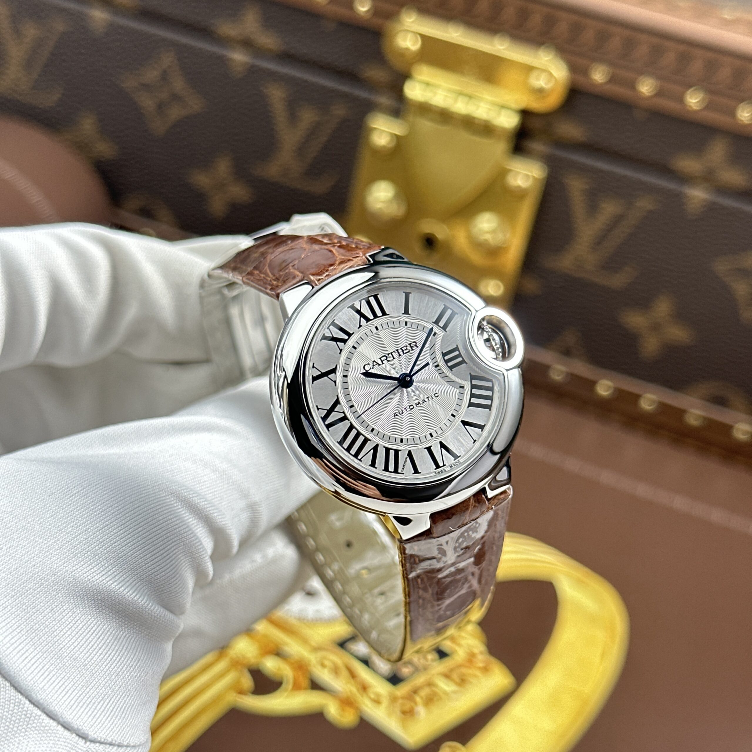 Đồng hồ Cartier Ballon Bleu Replica 11 dây da nâu máy cơ tự động xưởng AF 33mm (11) Đồng hồ Cartier Ballon Bleu Replica 11 dây da nâu máy cơ tự động xưởng AF 33mm (2)