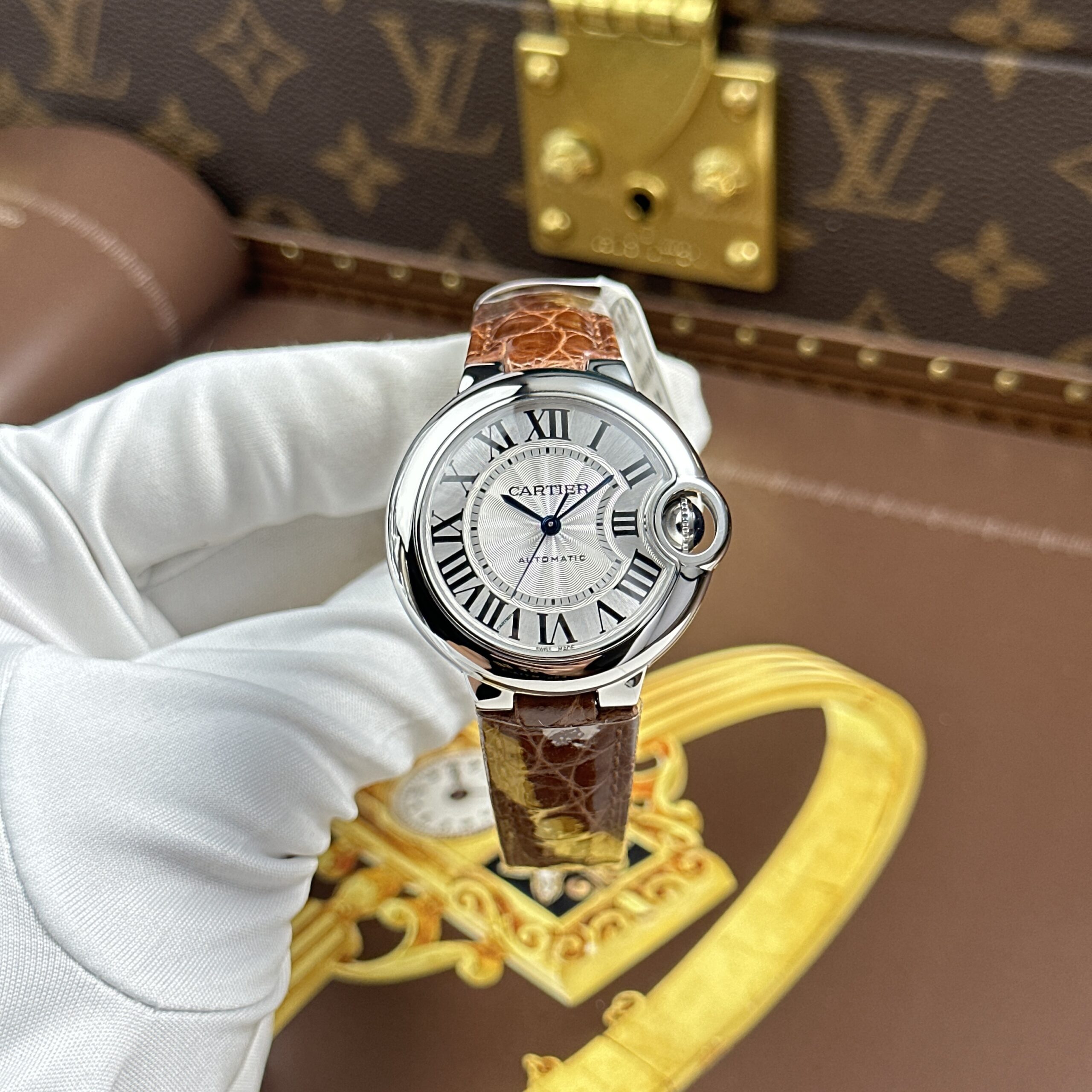 Đồng hồ Cartier Ballon Bleu Replica 11 dây da nâu máy cơ tự động xưởng AF 33mm (12) Đồng hồ Cartier Ballon Bleu Replica 11 dây da nâu máy cơ tự động xưởng AF 33mm (2)