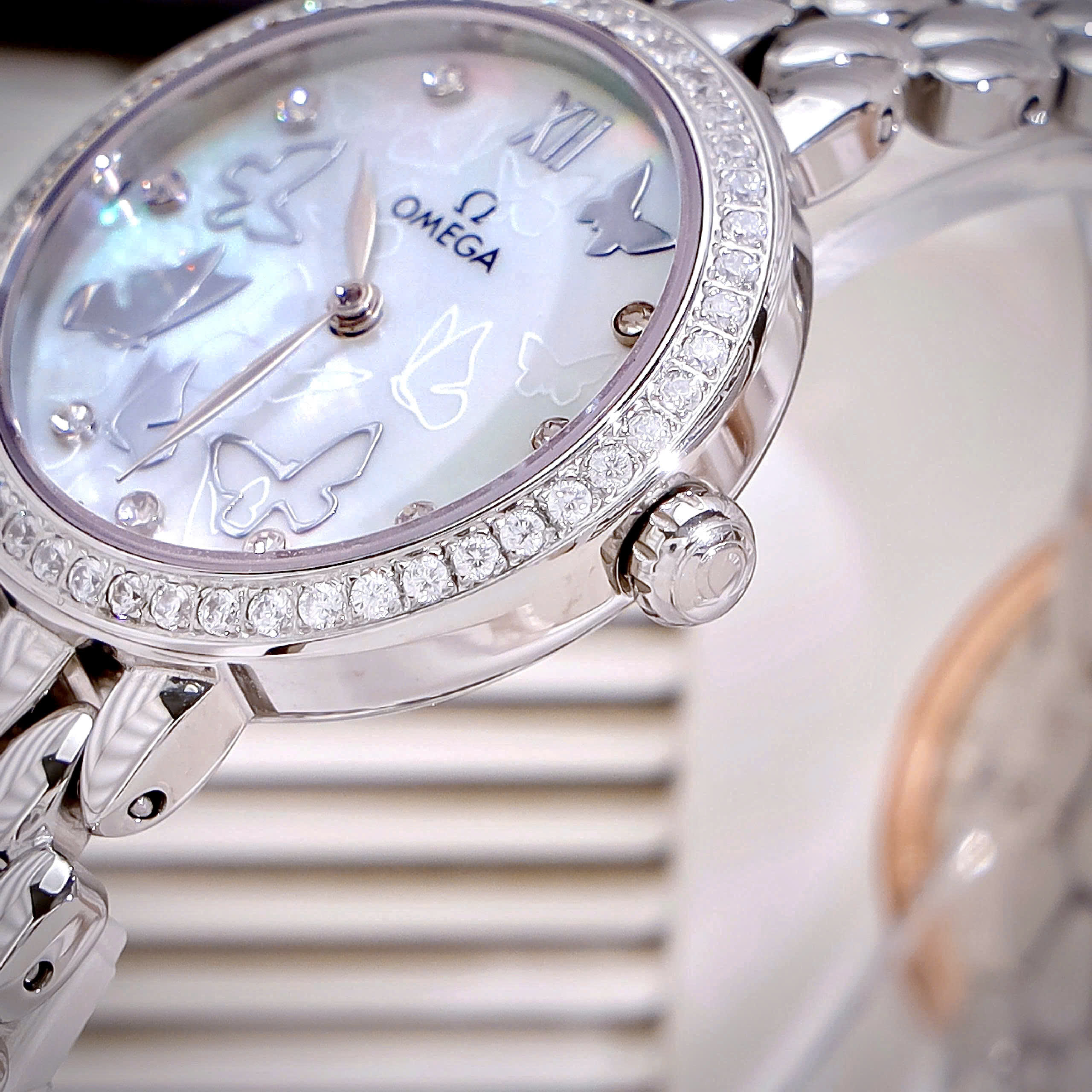 Đồng hồ Omega De Ville nữ dây kim loại mặt xà cừ đính đá like auth 28mm (1) Đồng hồ Omega De Ville nữ dây kim loại mặt xà cừ đính đá like auth 28mm