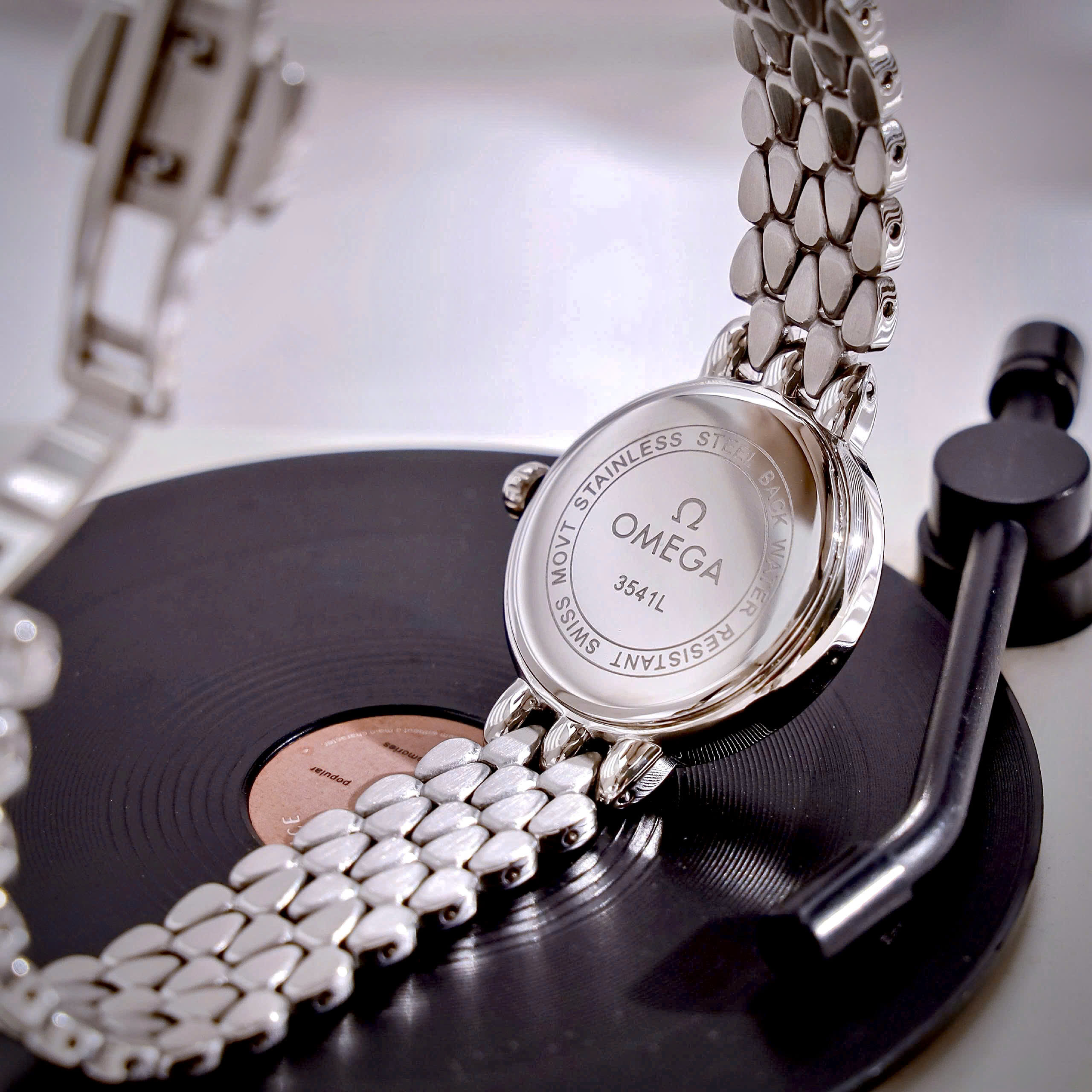 Đồng hồ Omega De Ville nữ dây kim loại mặt xà cừ đính đá like auth 28mm (2) Đồng hồ Omega De Ville nữ dây kim loại mặt xà cừ đính đá like auth 28mm