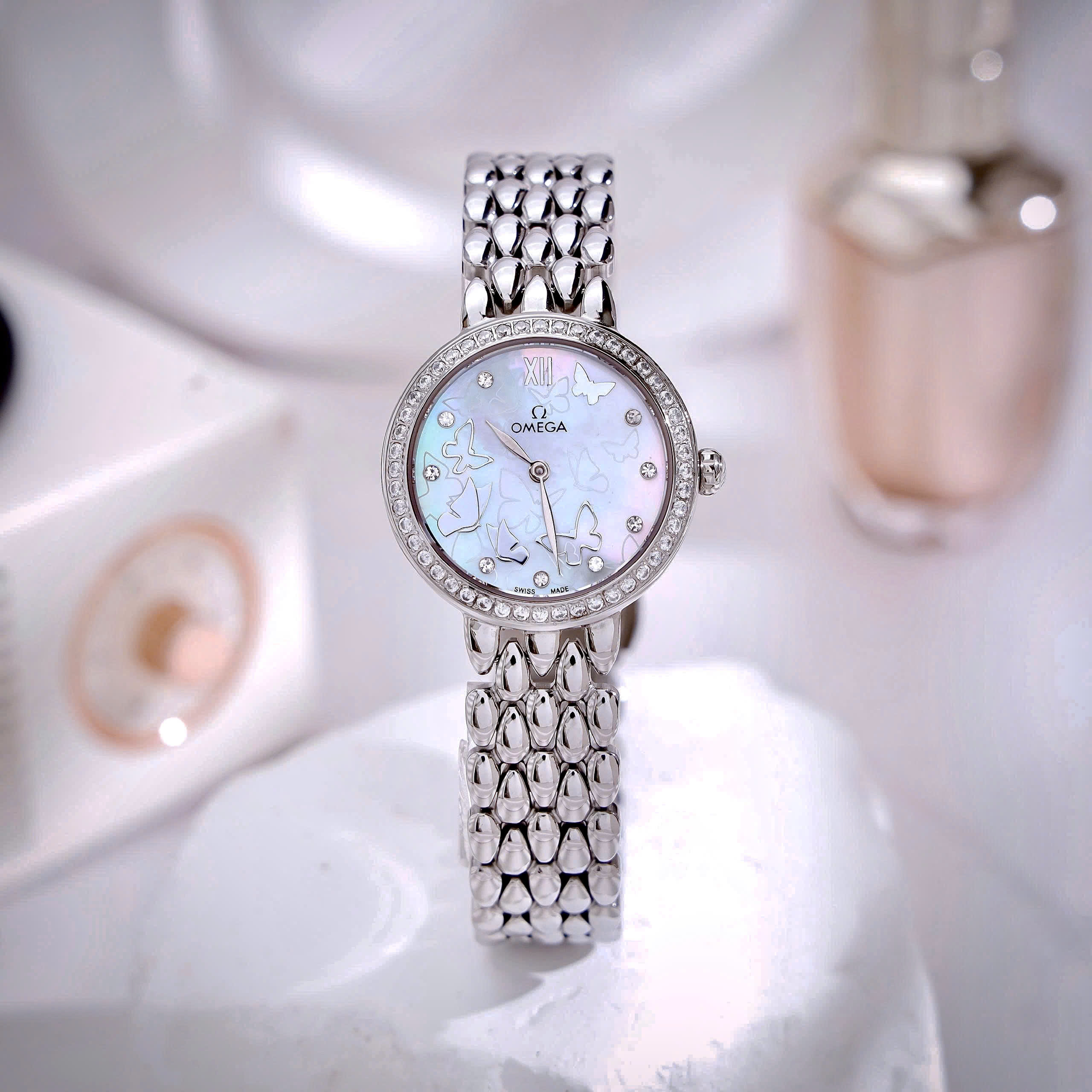 Đồng hồ Omega De Ville nữ dây kim loại mặt xà cừ đính đá like auth 28mm (3) Đồng hồ Omega De Ville nữ dây kim loại mặt xà cừ đính đá like auth 28mm