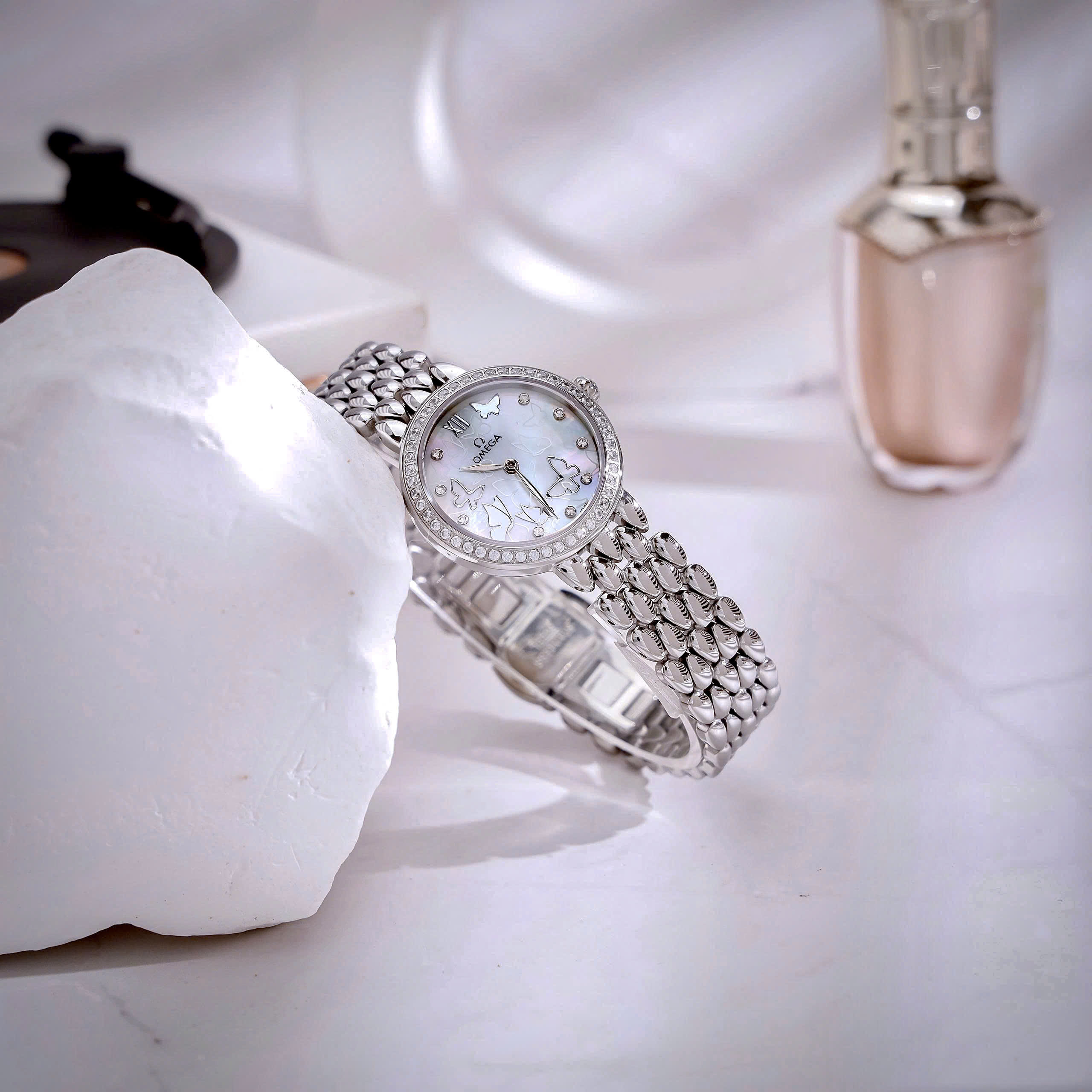 Đồng hồ Omega De Ville nữ dây kim loại mặt xà cừ đính đá like auth 28mm (4) Đồng hồ Omega De Ville nữ dây kim loại mặt xà cừ đính đá like auth 28mm