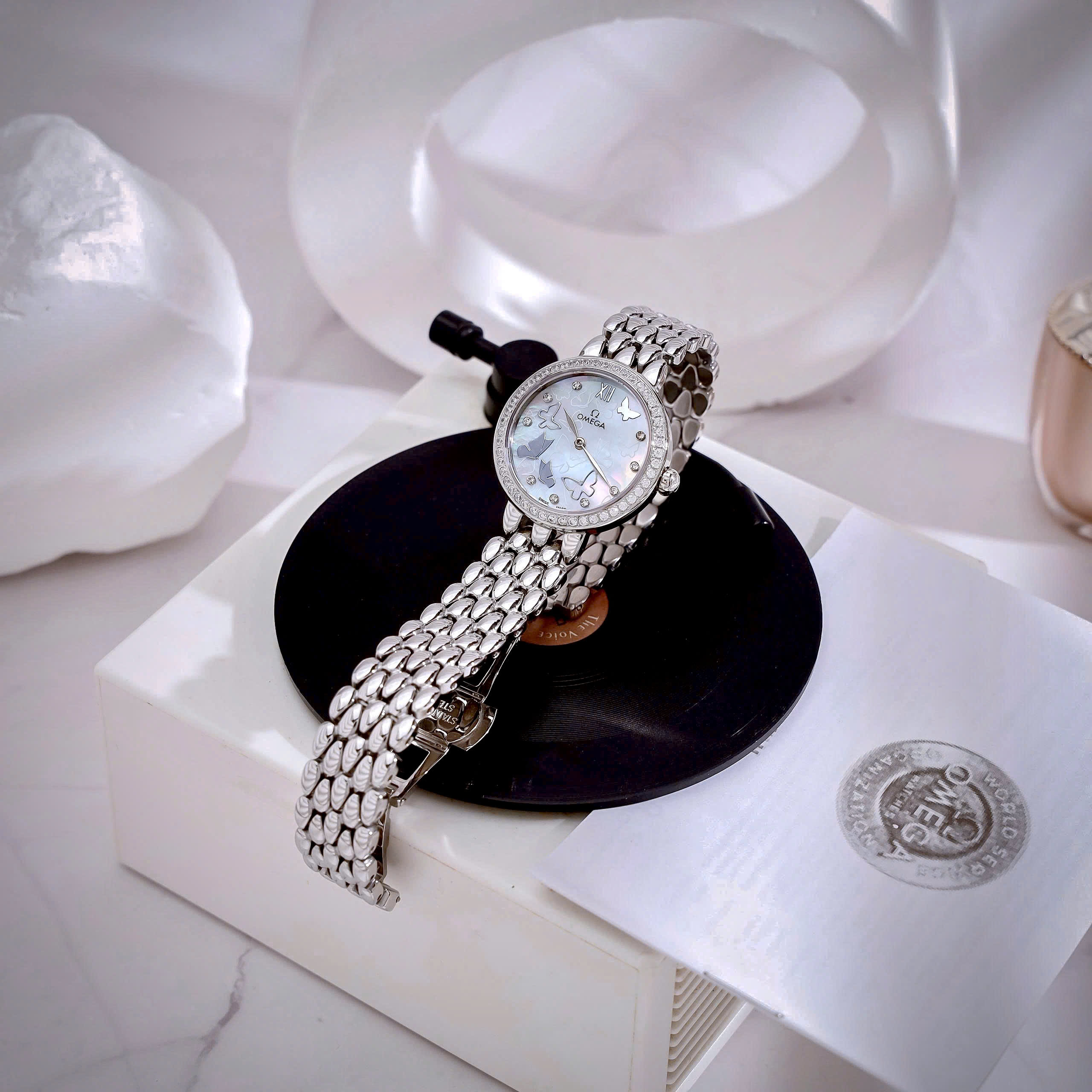 Đồng hồ Omega De Ville nữ dây kim loại mặt xà cừ đính đá like auth 28mm (7) Đồng hồ Omega De Ville nữ dây kim loại mặt xà cừ đính đá like auth 28mm