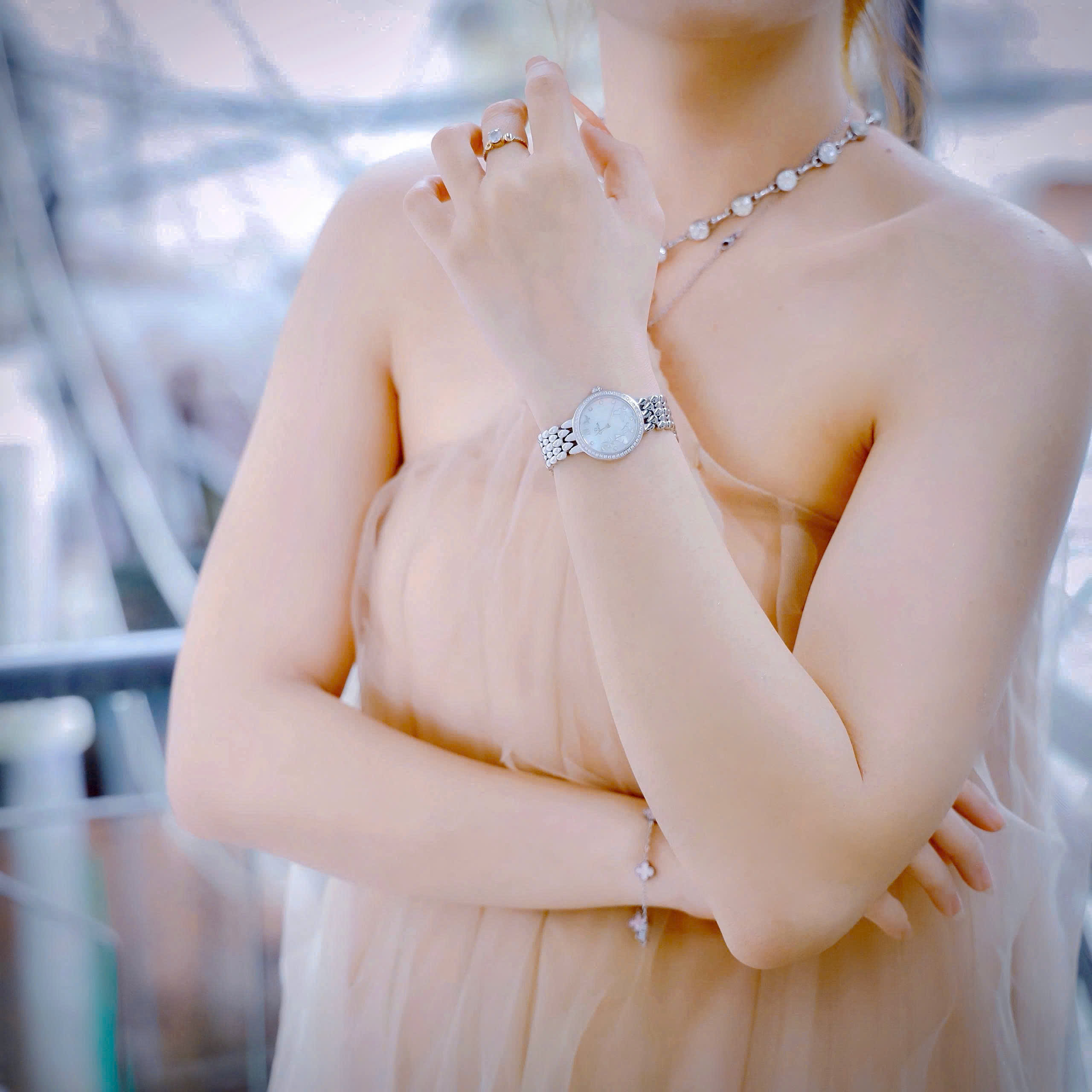 Đồng hồ Omega De Ville nữ dây kim loại mặt xà cừ đính đá like auth 28mm (8) Đồng hồ Omega De Ville nữ dây kim loại mặt xà cừ đính đá like auth 28mm