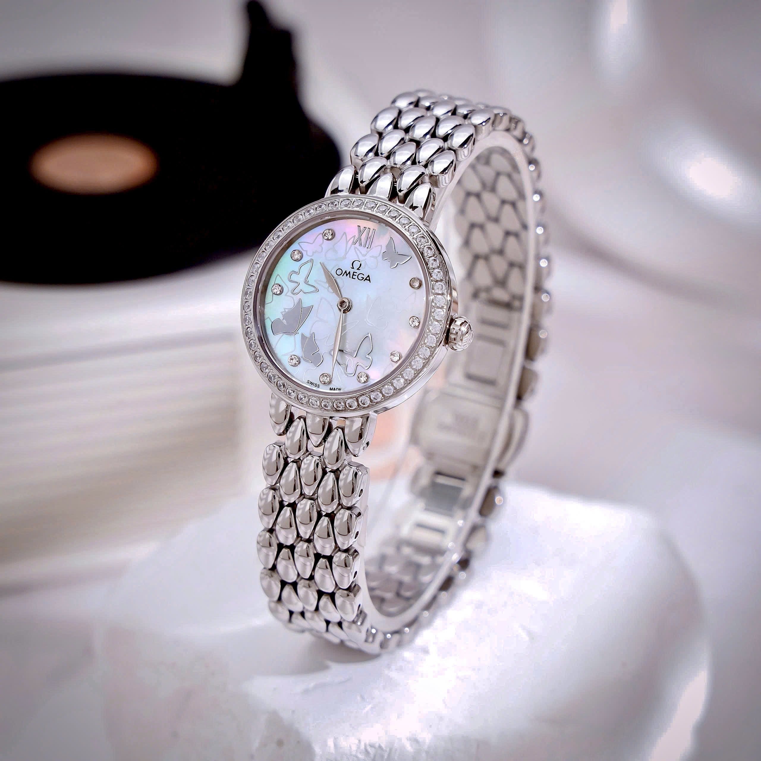 Đồng hồ Omega De Ville nữ dây kim loại mặt xà cừ đính đá like auth 28mm (9) Đồng hồ Omega De Ville nữ dây kim loại mặt xà cừ đính đá like auth 28mm