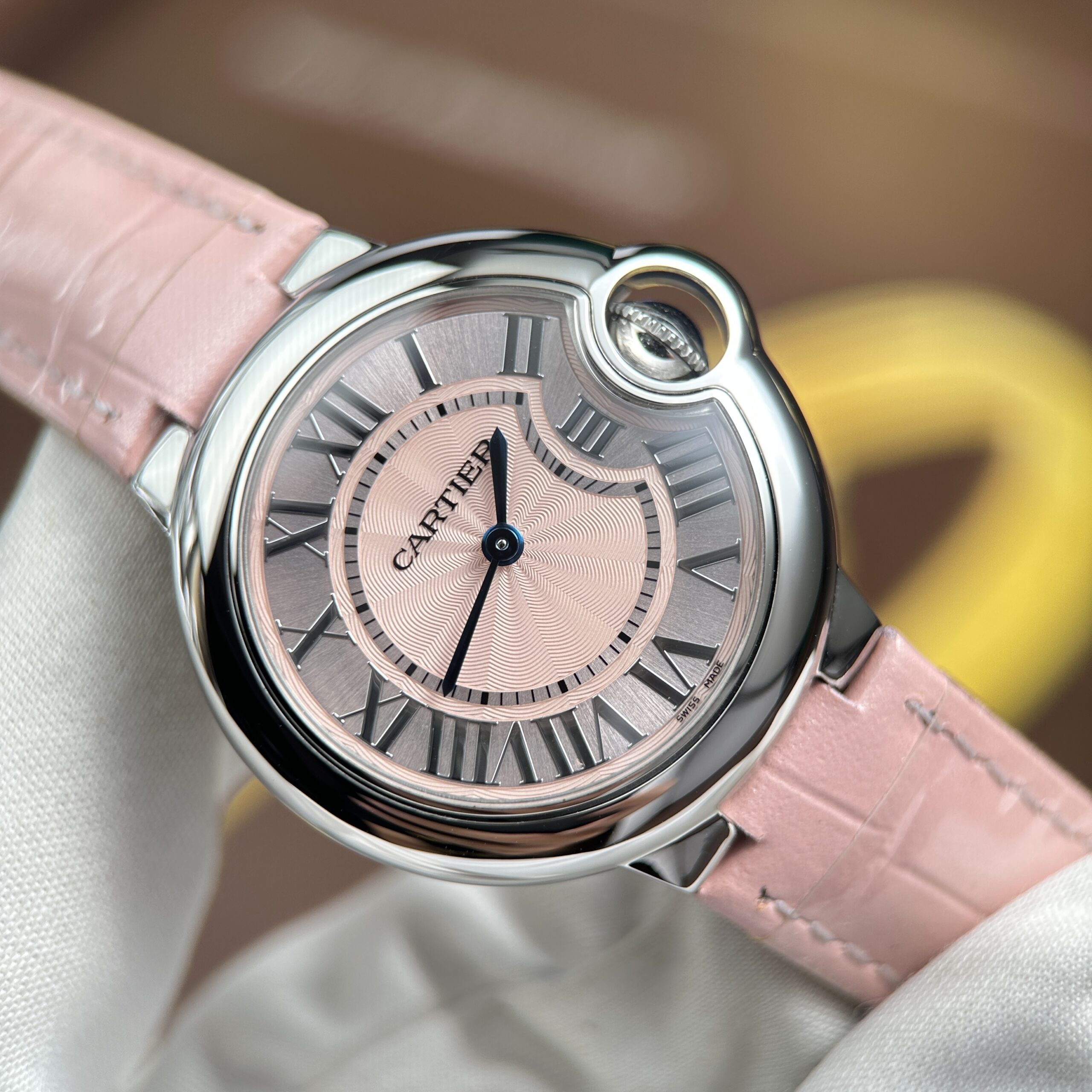 Đồng hồ nữ Cartier Ballon Bleu Replica 11 màu hồng máy pin nhà máy AF 33mm (7) Đồng hồ nữ Cartier Ballon Bleu Replica 11 màu hồng máy pin nhà máy AF 33mm (2)