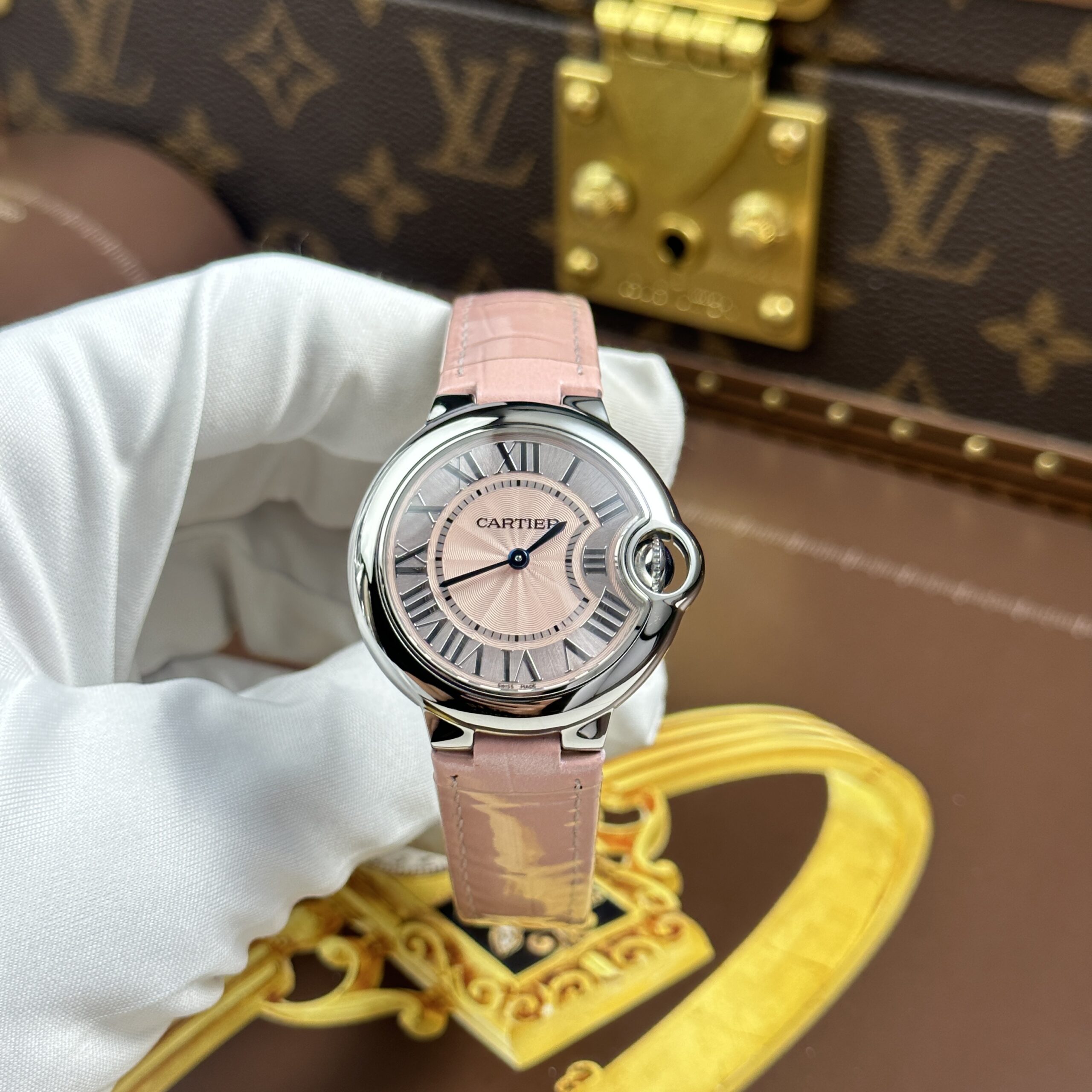Đồng hồ nữ Cartier Ballon Bleu Replica 11 màu hồng máy pin nhà máy AF 33mm (9) Đồng hồ nữ Cartier Ballon Bleu Replica 11 màu hồng máy pin nhà máy AF 33mm (2)